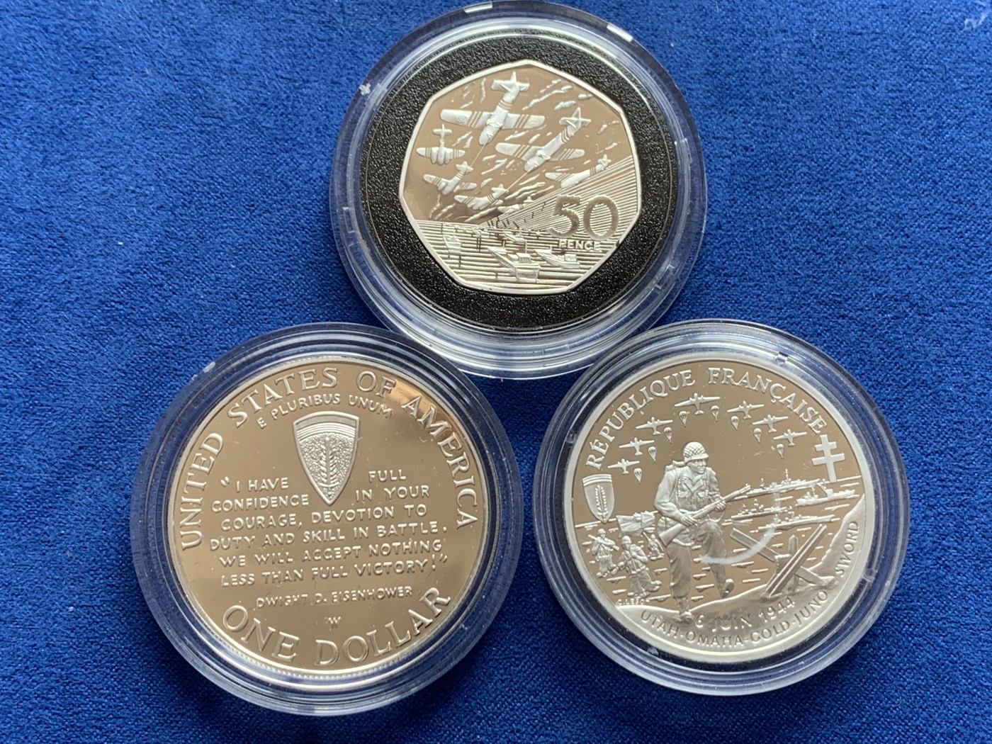 《竞宝斋》第245场-周日，周一 ，周二3场连拍 (全场包邮) 英法美诺曼底登陆D-DAY50周年纪念套币精制银币（3枚）克劳斯获奖1996年最佳银币、最受欢迎、最佳时事（英），最佳历史（法） 礼盒装含证书 900银 62.43克