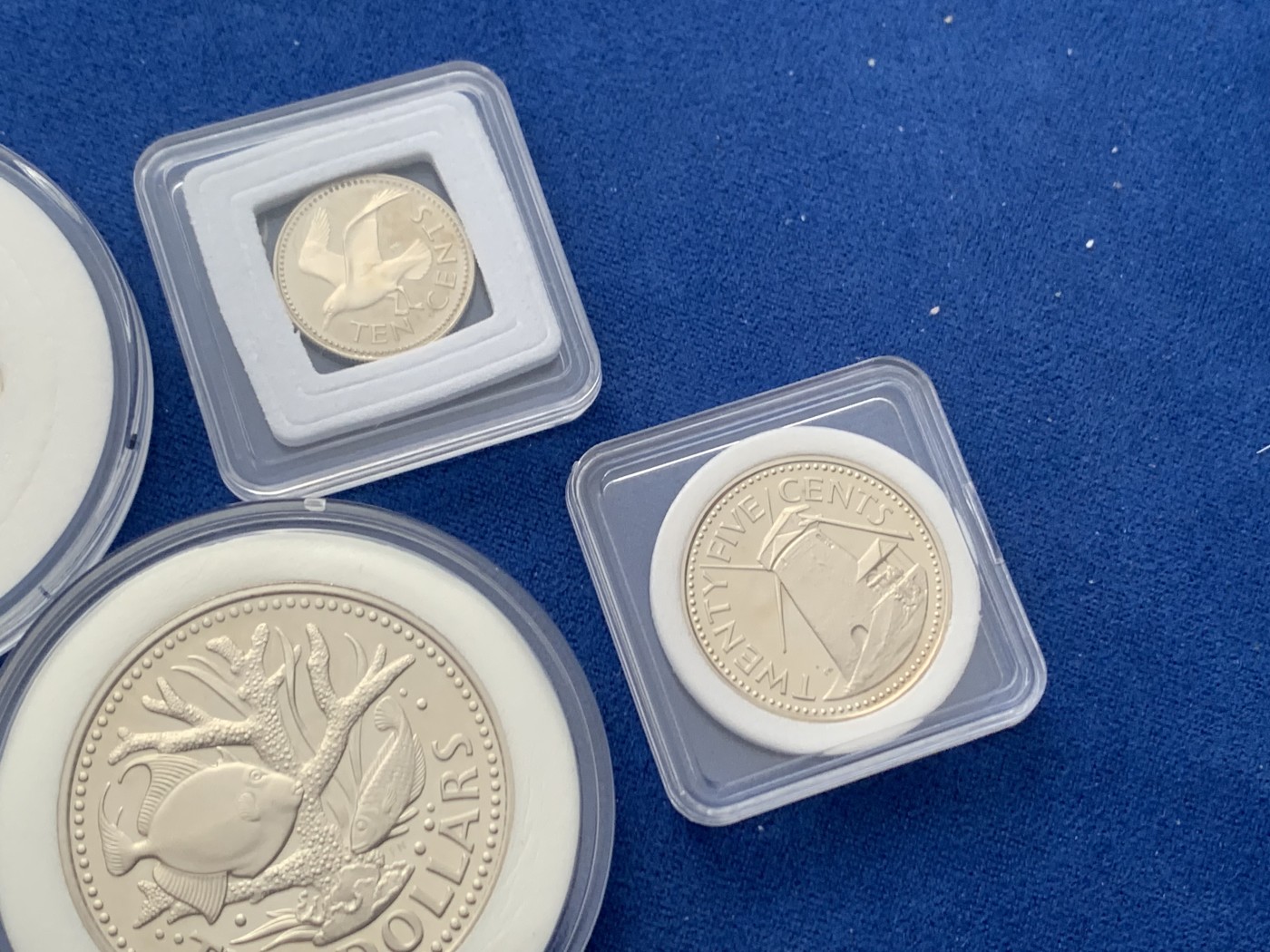 《竞宝斋》第245场-周日，周一 ，周二3场连拍 (全场包邮) 5枚一组 巴巴多斯1979年精制套币（喷泉为1盎司精制银币，其余为合金币，1979年的发行量为历年最少4126枚） 38mm 999银