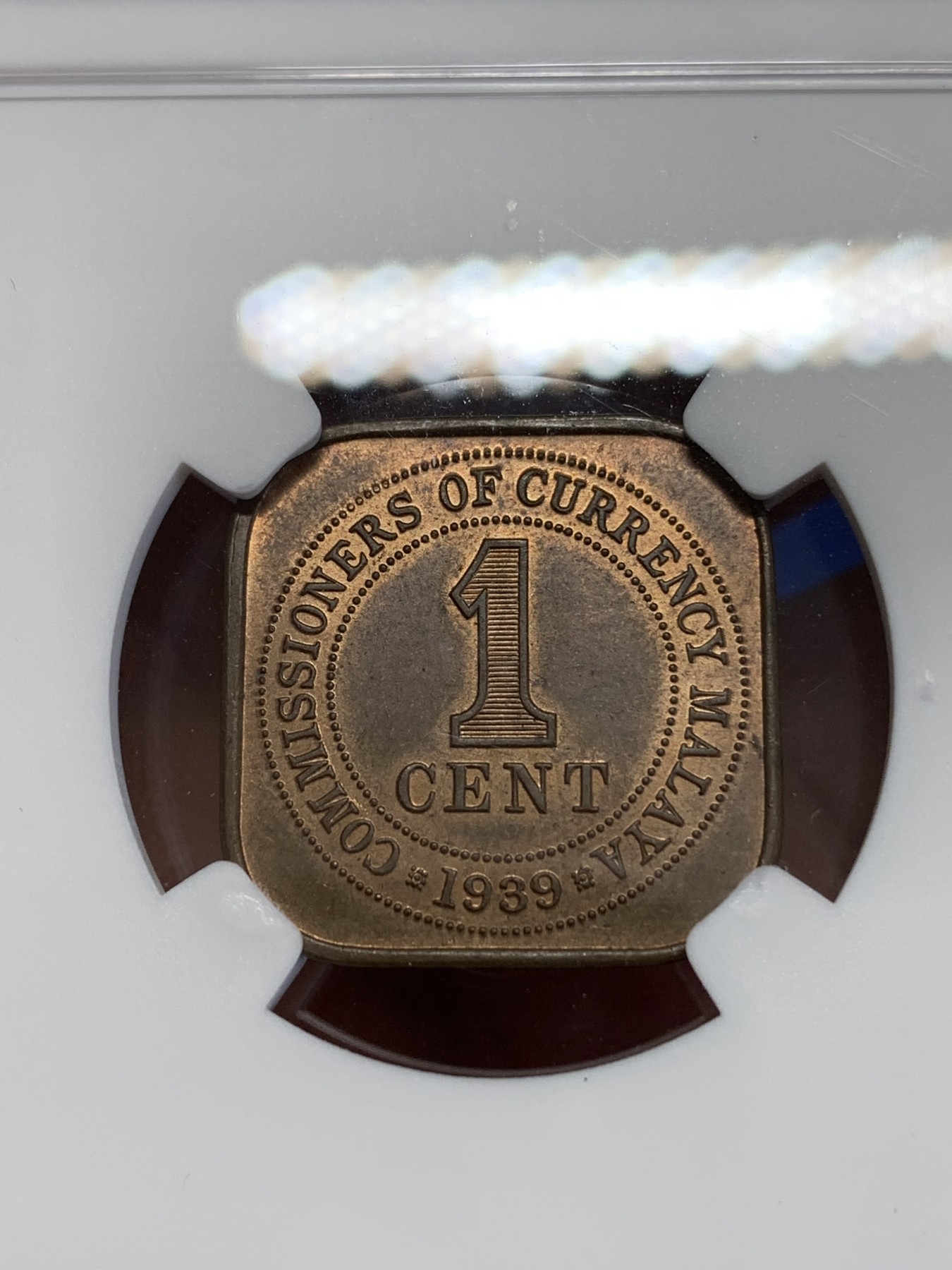 《竞宝斋》第245场-周日，周一 ，周二3场连拍 (全场包邮) NGC-MS63BN 1939年马来亚乔治六世1分方形铜币，早期大版，不是常见的后期小版。红铜光犹存，更高分仅4枚。