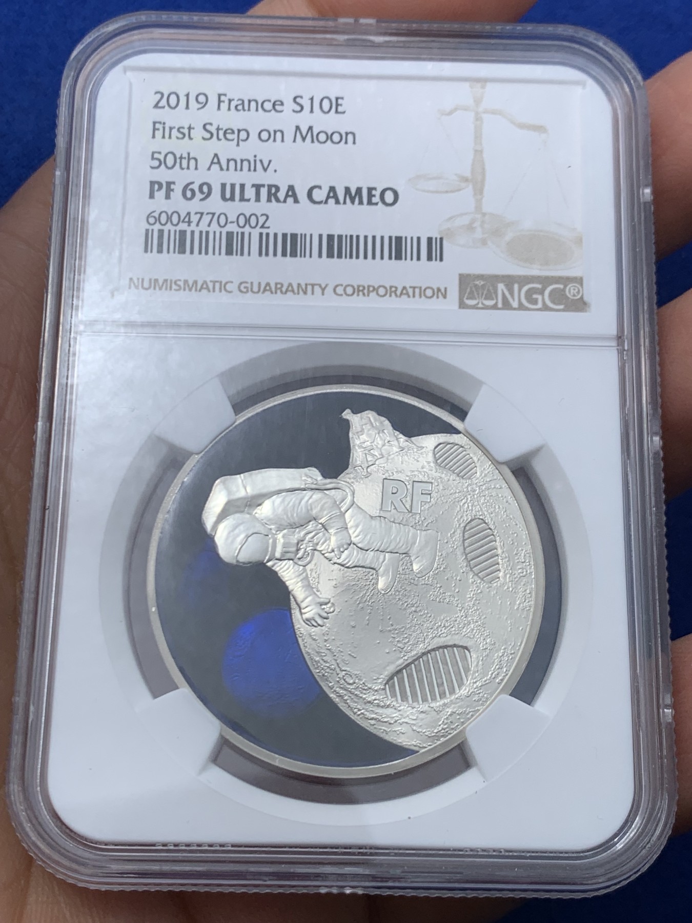 《竞宝斋》第245场-周日，周一 ，周二3场连拍 (全场包邮) NGC-PF69UC 法国2013年发行人类登月50周年镶嵌特殊物质银币-10欧精制币（正反两面主题，限量发行5000枚）17克 38mm 900银