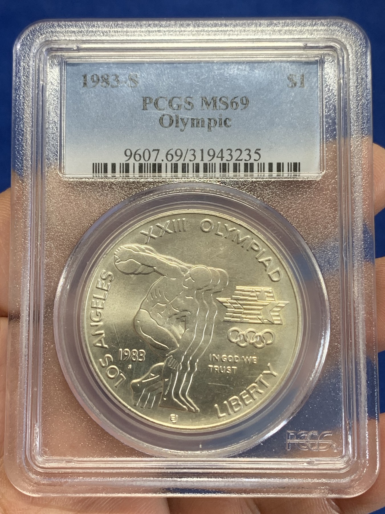 《竞宝斋》第245场-周日，周一 ，周二3场连拍 (全场包邮) PCGS-MS69 美国1983年S版洛杉矶奥运会掷铁饼/雄鹰1美元纪念银币，磨砂普制版，状态极佳，PC早期老盒严评无官网图，更高评级数量才67枚。