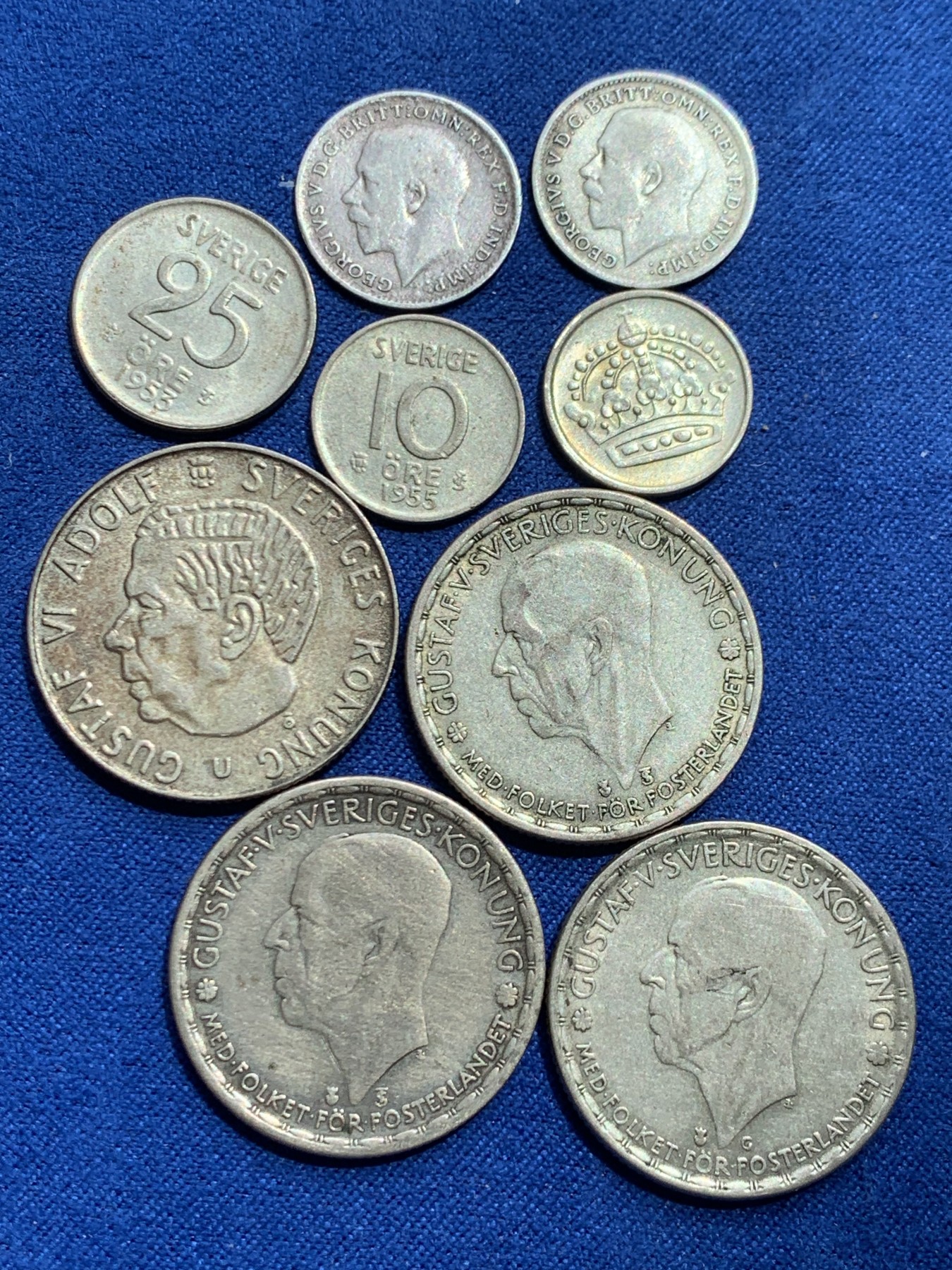 《竞宝斋》第245场-周日，周一 ，周二3场连拍 (全场包邮) 9枚一组瑞典不同年份1KR银币四枚、25欧尔一枚、10欧尔两枚、英国3便士小银币两枚。