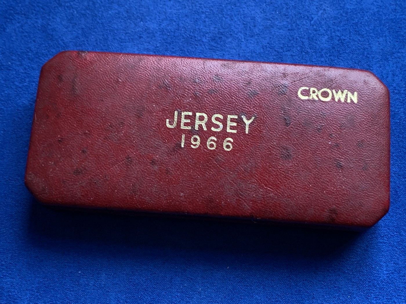 《竞宝斋》第245场-周日，周一 ，周二3场连拍 (全场包邮) 英属泽西 1966年 伊丽莎白二世精制套币 2枚5先令一套 官方原盒 白点是塑料膜上的氧化 币保存的很好