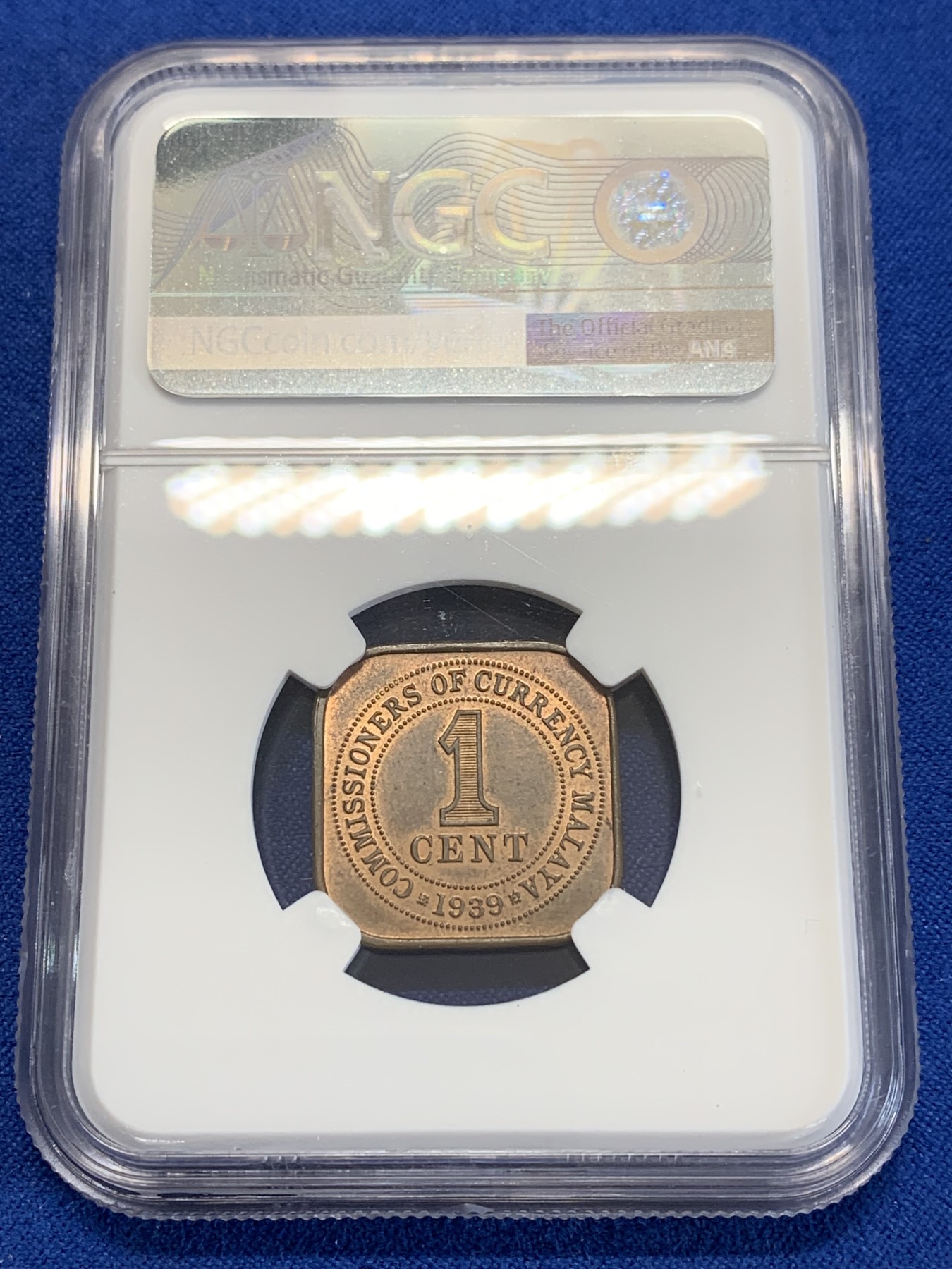 《竞宝斋》第245场-周日，周一 ，周二3场连拍 (全场包邮) NGC-MS63BN 1939年马来亚乔治六世1分方形铜币，早期大版，不是常见的后期小版。红铜光犹存，更高分仅4枚。