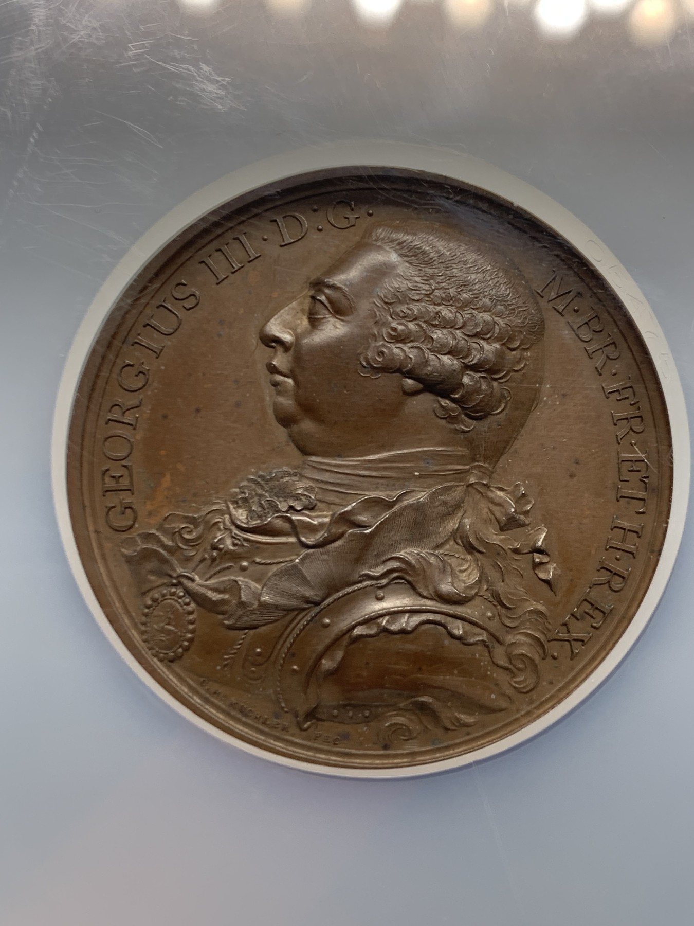 《竞宝斋》第245场-周日，周一 ，周二3场连拍 (全场包邮) NGC MS64BN 1798年英国乔治三世胜利纪念铜章 纪念该年英国取得大小战役的胜利，大车轮和英格兰银行一元的雕刻师Kuchler操刀，高浮雕的设计空间使其的才能展现得淋漓尽致。精美的戎装像栩栩如生，背面的布列塔尼繁复而不凌乱。最高分，原状态巧克力，底板有些许镜面感