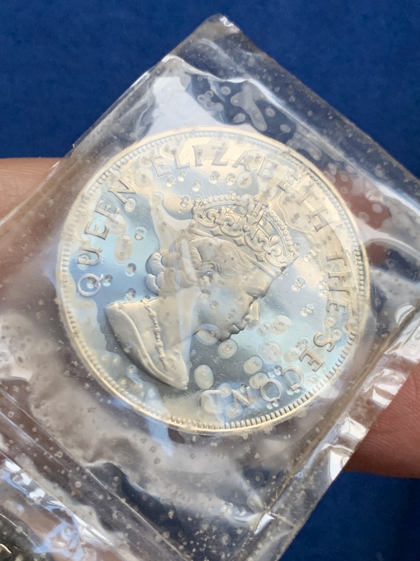 《竞宝斋》第245场-周日，周一 ，周二3场连拍 (全场包邮) 英属泽西 1966年 伊丽莎白二世精制套币 2枚5先令一套 官方原盒 白点是塑料膜上的氧化 币保存的很好