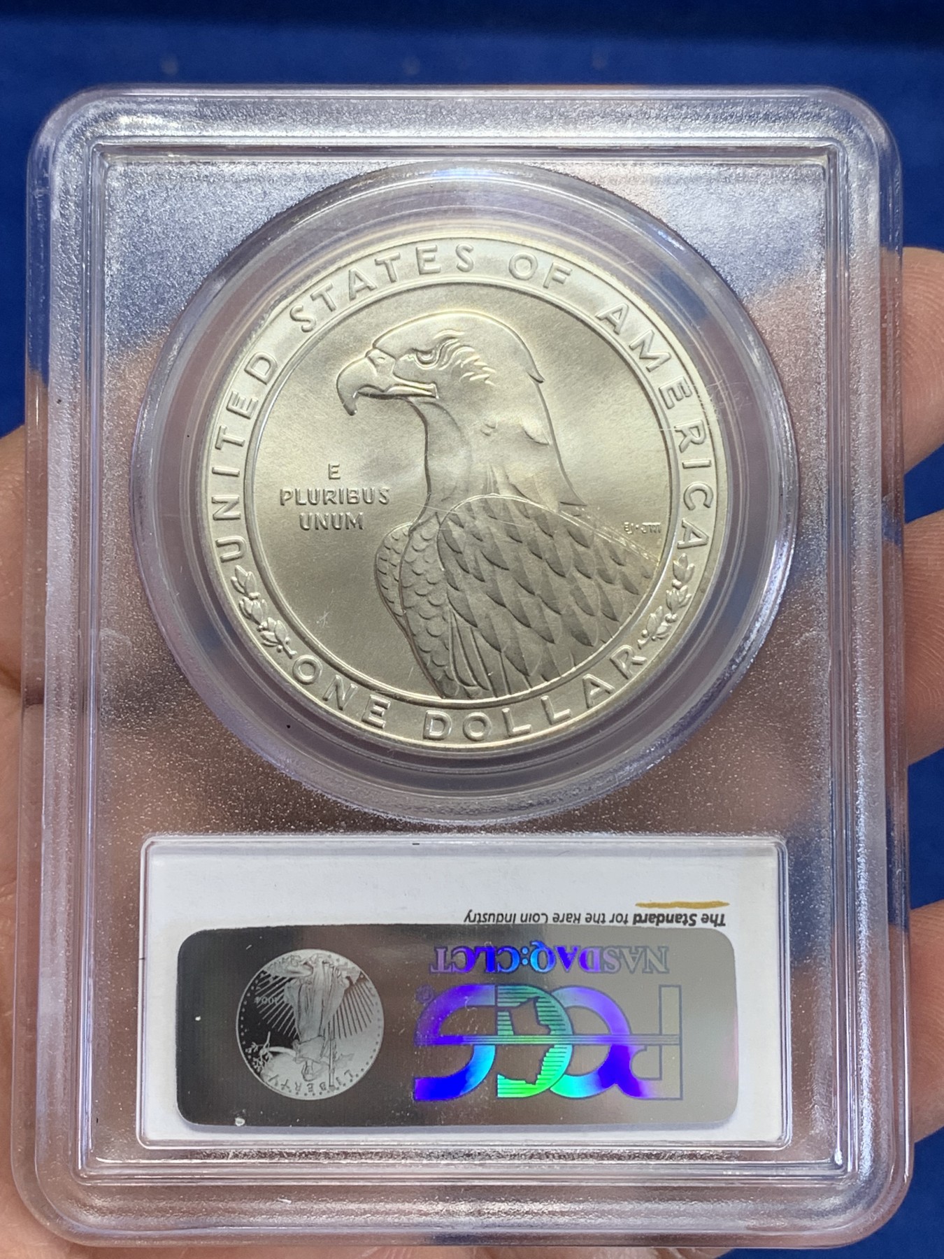 《竞宝斋》第245场-周日，周一 ，周二3场连拍 (全场包邮) PCGS-MS69 美国1983年S版洛杉矶奥运会掷铁饼/雄鹰1美元纪念银币，磨砂普制版，状态极佳，PC早期老盒严评无官网图，更高评级数量才67枚。