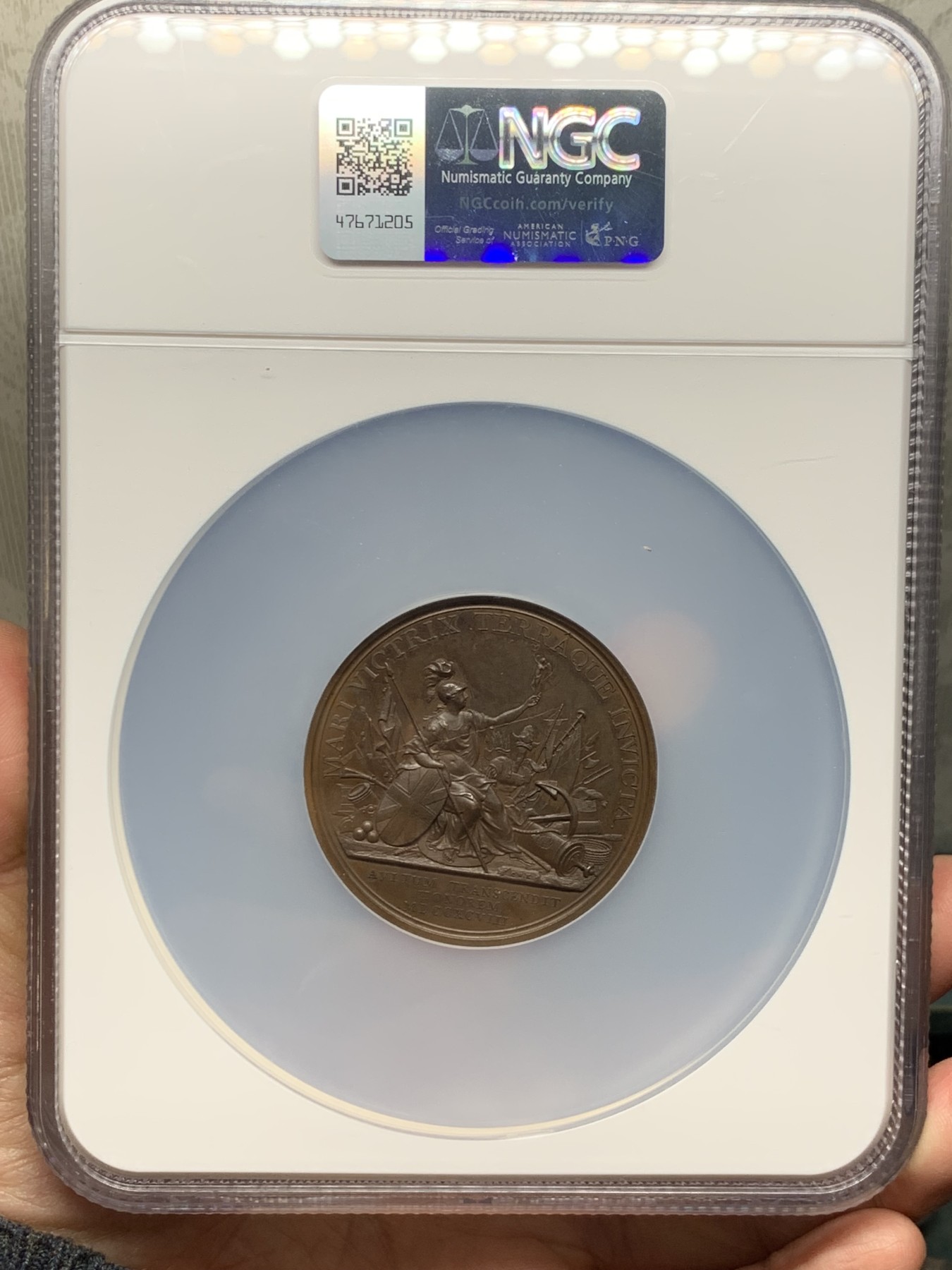 《竞宝斋》第245场-周日，周一 ，周二3场连拍 (全场包邮) NGC MS64BN 1798年英国乔治三世胜利纪念铜章 纪念该年英国取得大小战役的胜利，大车轮和英格兰银行一元的雕刻师Kuchler操刀，高浮雕的设计空间使其的才能展现得淋漓尽致。精美的戎装像栩栩如生，背面的布列塔尼繁复而不凌乱。最高分，原状态巧克力，底板有些许镜面感