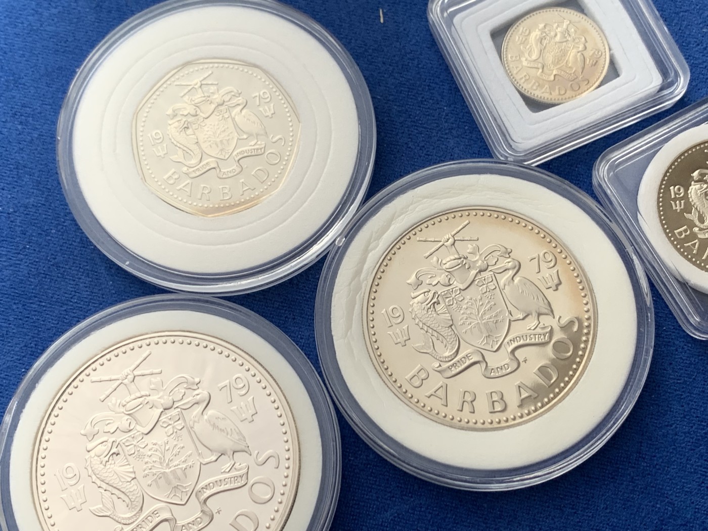 《竞宝斋》第245场-周日，周一 ，周二3场连拍 (全场包邮) 5枚一组 巴巴多斯1979年精制套币（喷泉为1盎司精制银币，其余为合金币，1979年的发行量为历年最少4126枚） 38mm 999银