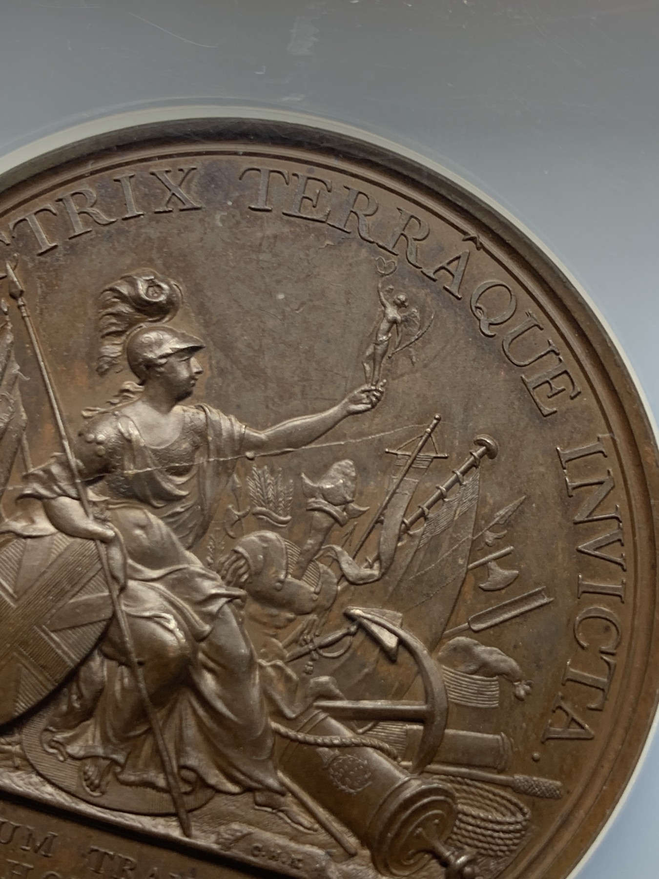 《竞宝斋》第245场-周日，周一 ，周二3场连拍 (全场包邮) NGC MS64BN 1798年英国乔治三世胜利纪念铜章 纪念该年英国取得大小战役的胜利，大车轮和英格兰银行一元的雕刻师Kuchler操刀，高浮雕的设计空间使其的才能展现得淋漓尽致。精美的戎装像栩栩如生，背面的布列塔尼繁复而不凌乱。最高分，原状态巧克力，底板有些许镜面感