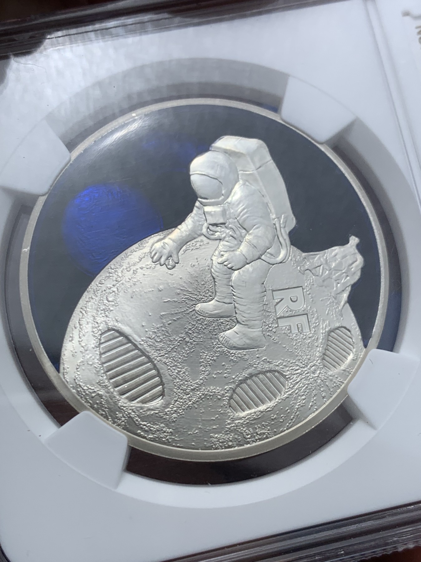 《竞宝斋》第245场-周日，周一 ，周二3场连拍 (全场包邮) NGC-PF69UC 法国2013年发行人类登月50周年镶嵌特殊物质银币-10欧精制币（正反两面主题，限量发行5000枚）17克 38mm 900银