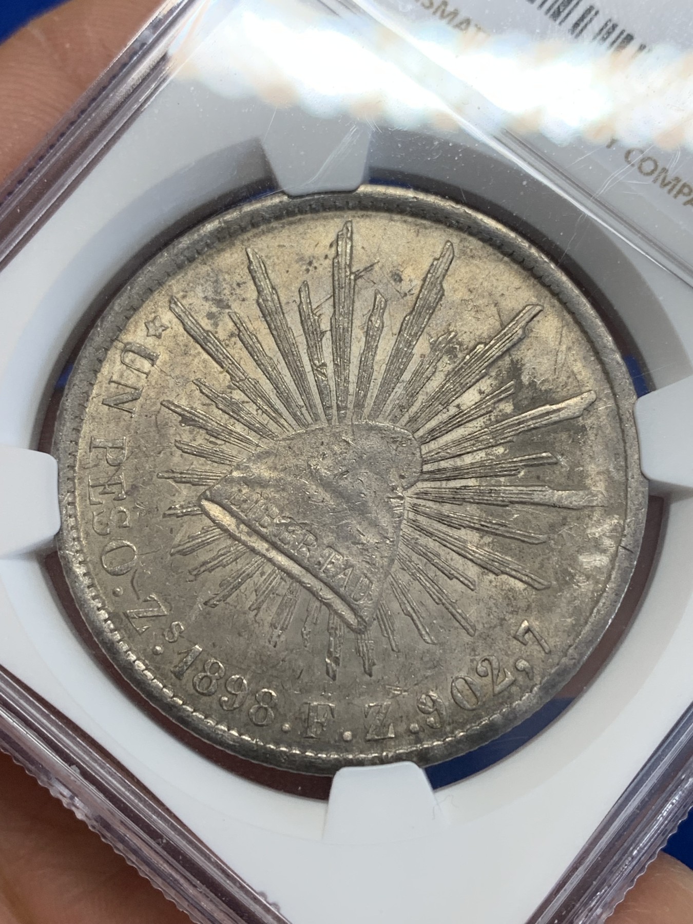 《竞宝斋》第245场-周日，周一 ，周二3场连拍 (全场包邮) NGC-AUD 墨西哥1898年ZS FZ直边鹰洋1比索银币，原汁原味老包浆，包浆醇厚，打制精美，状态极佳，经典潜力品种。