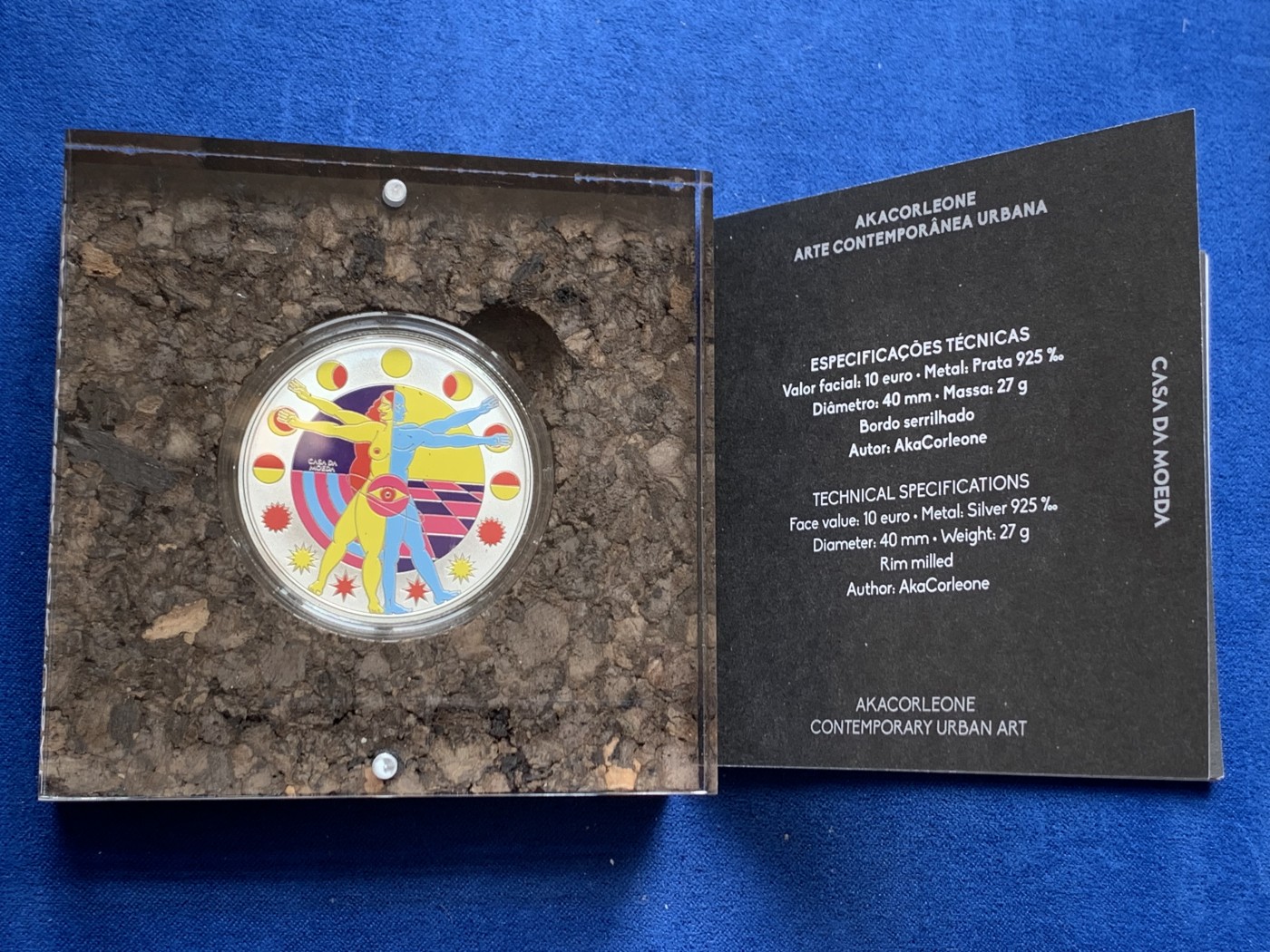 《竞宝斋》第245场-周日，周一 ，周二3场连拍 (全场包邮) 葡萄牙2022年发行-城市当代艺术系列“阿卡柯里昂”彩银纪念币-10欧精制币（限量4000枚，带树脂底盘展架，市价800元） 礼盒装含证书 27.2克 40mm 925银