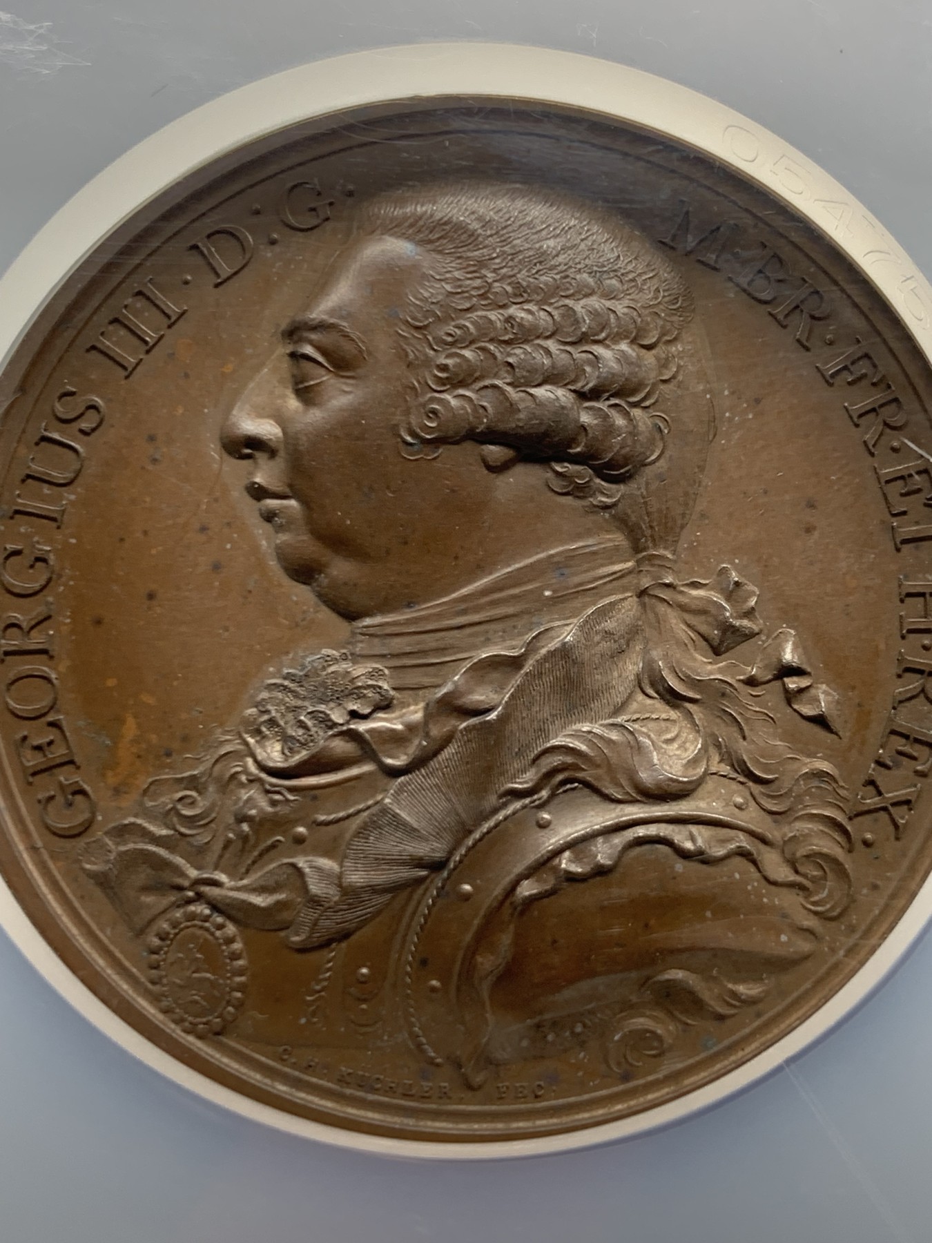 《竞宝斋》第245场-周日，周一 ，周二3场连拍 (全场包邮) NGC MS64BN 1798年英国乔治三世胜利纪念铜章 纪念该年英国取得大小战役的胜利，大车轮和英格兰银行一元的雕刻师Kuchler操刀，高浮雕的设计空间使其的才能展现得淋漓尽致。精美的戎装像栩栩如生，背面的布列塔尼繁复而不凌乱。最高分，原状态巧克力，底板有些许镜面感