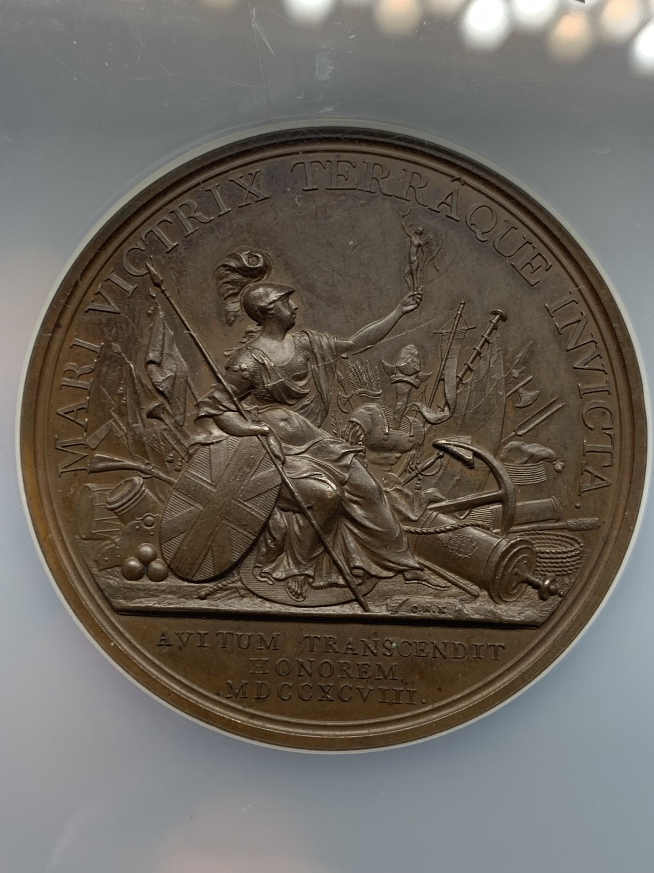 《竞宝斋》第245场-周日，周一 ，周二3场连拍 (全场包邮) NGC MS64BN 1798年英国乔治三世胜利纪念铜章 纪念该年英国取得大小战役的胜利，大车轮和英格兰银行一元的雕刻师Kuchler操刀，高浮雕的设计空间使其的才能展现得淋漓尽致。精美的戎装像栩栩如生，背面的布列塔尼繁复而不凌乱。最高分，原状态巧克力，底板有些许镜面感