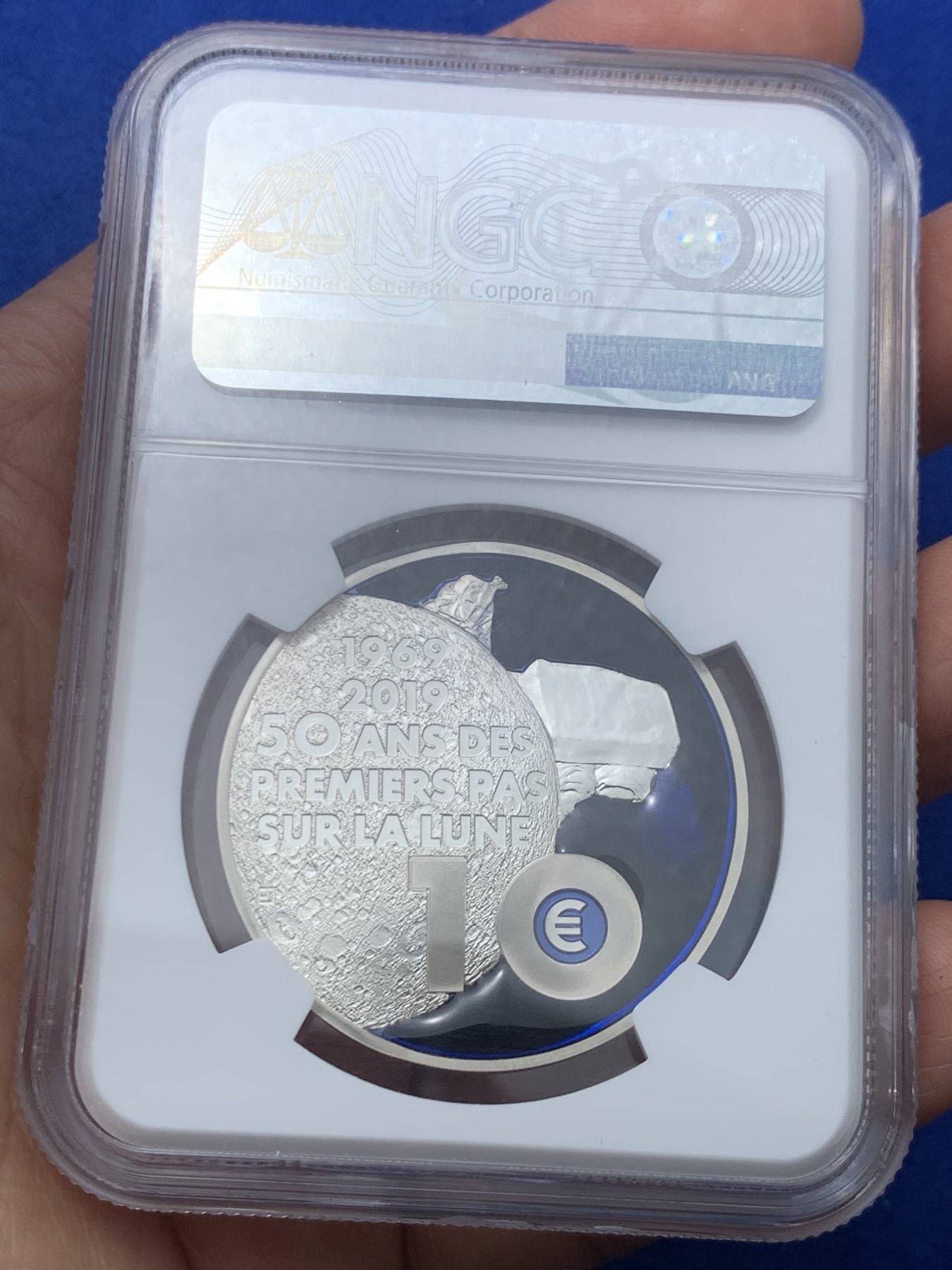 《竞宝斋》第245场-周日，周一 ，周二3场连拍 (全场包邮) NGC-PF69UC 法国2013年发行人类登月50周年镶嵌特殊物质银币-10欧精制币（正反两面主题，限量发行5000枚）17克 38mm 900银