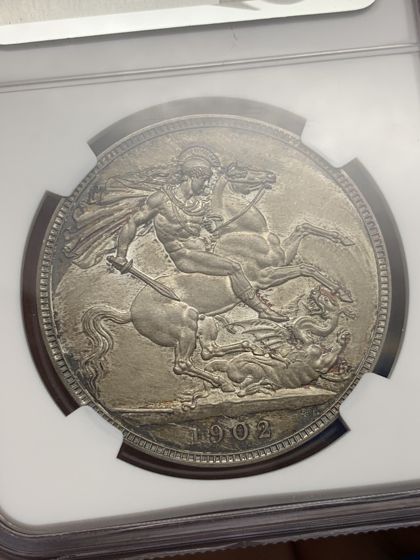 《竞宝斋》第245场-周日，周一 ，周二3场连拍 (全场包邮) NGC-PF65 英国1902年爱七精制马剑克朗 百年英伦木炭包浆 最高也就66分了 顶级到头品相