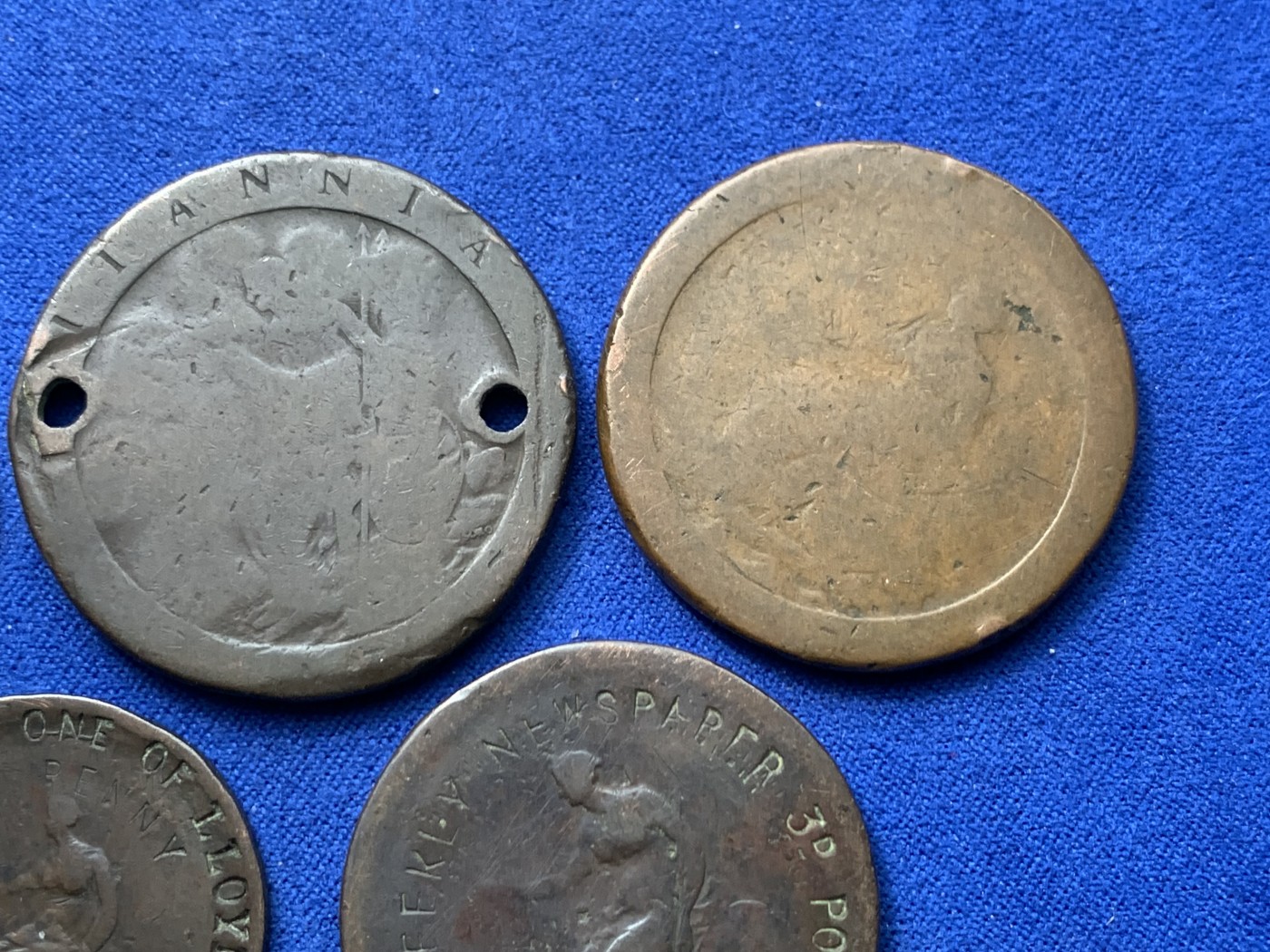 《竞宝斋》第245场-周日，周一 ，周二3场连拍 (全场包邮) 5枚一组 英国18-19世纪加盖代用币，都加盖在乔三1便士和半便士上（其中两枚币胚为车轮1便士），历史的见证，很有趣的一组