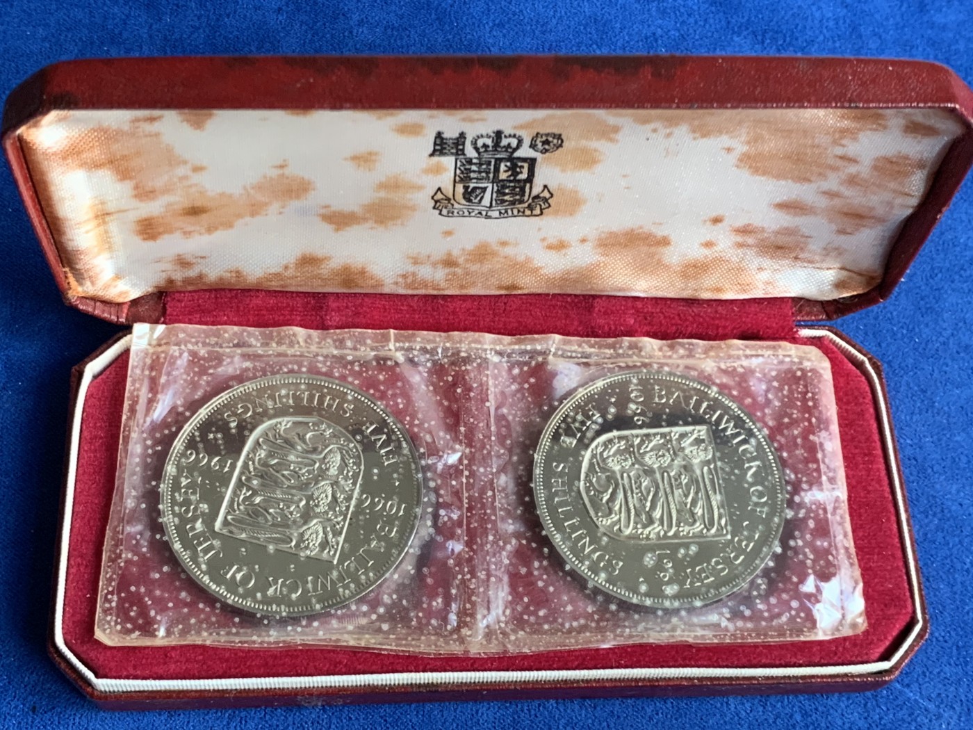 《竞宝斋》第245场-周日，周一 ，周二3场连拍 (全场包邮) 英属泽西 1966年 伊丽莎白二世精制套币 2枚5先令一套 官方原盒 白点是塑料膜上的氧化 币保存的很好