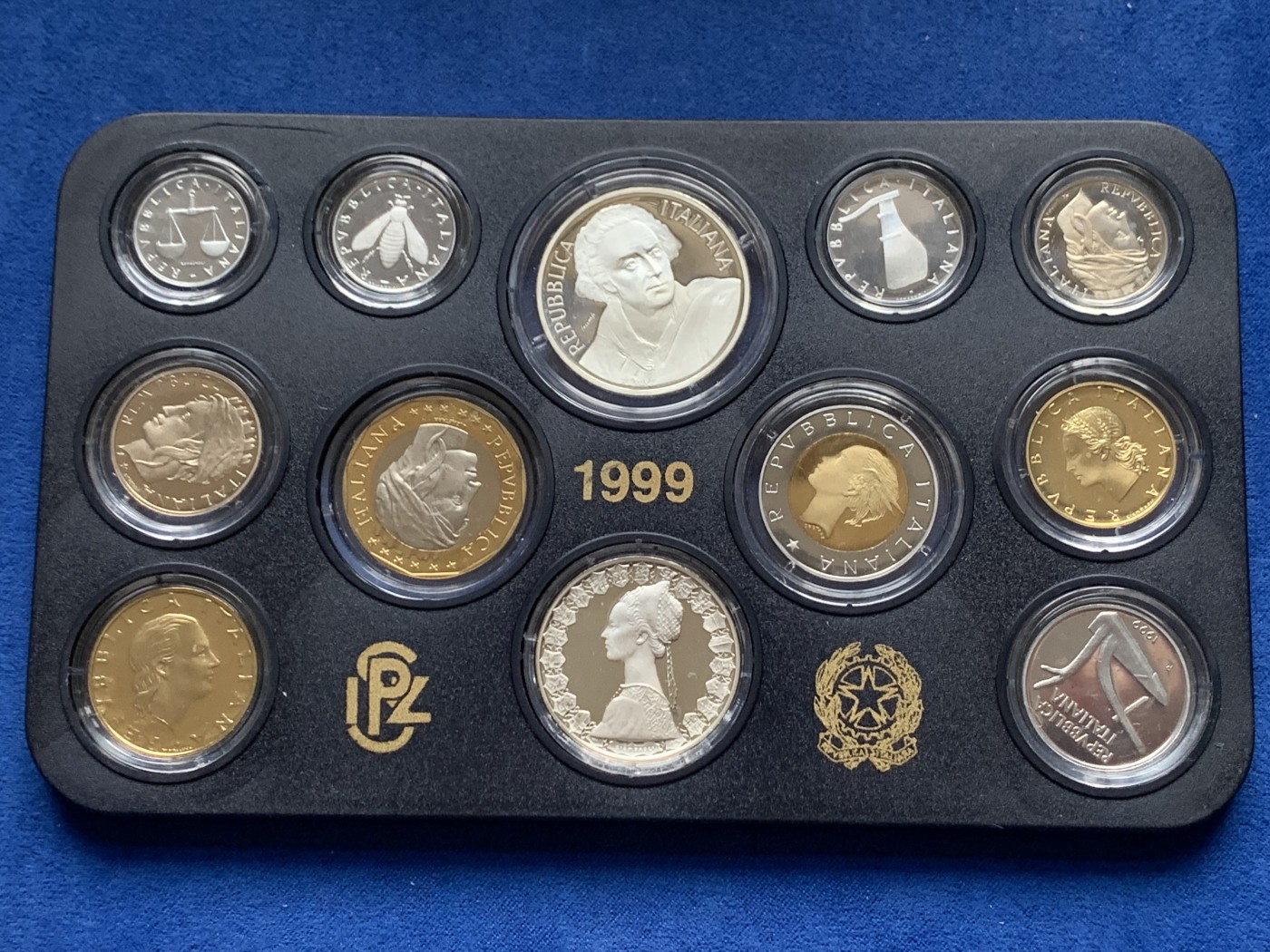 《竞宝斋》第245场-周日，周一 ，周二3场连拍 (全场包邮) 意大利1999年精制套币，阿尔菲耶里纪念，200里拉、500里拉都是独年设计，盒证全