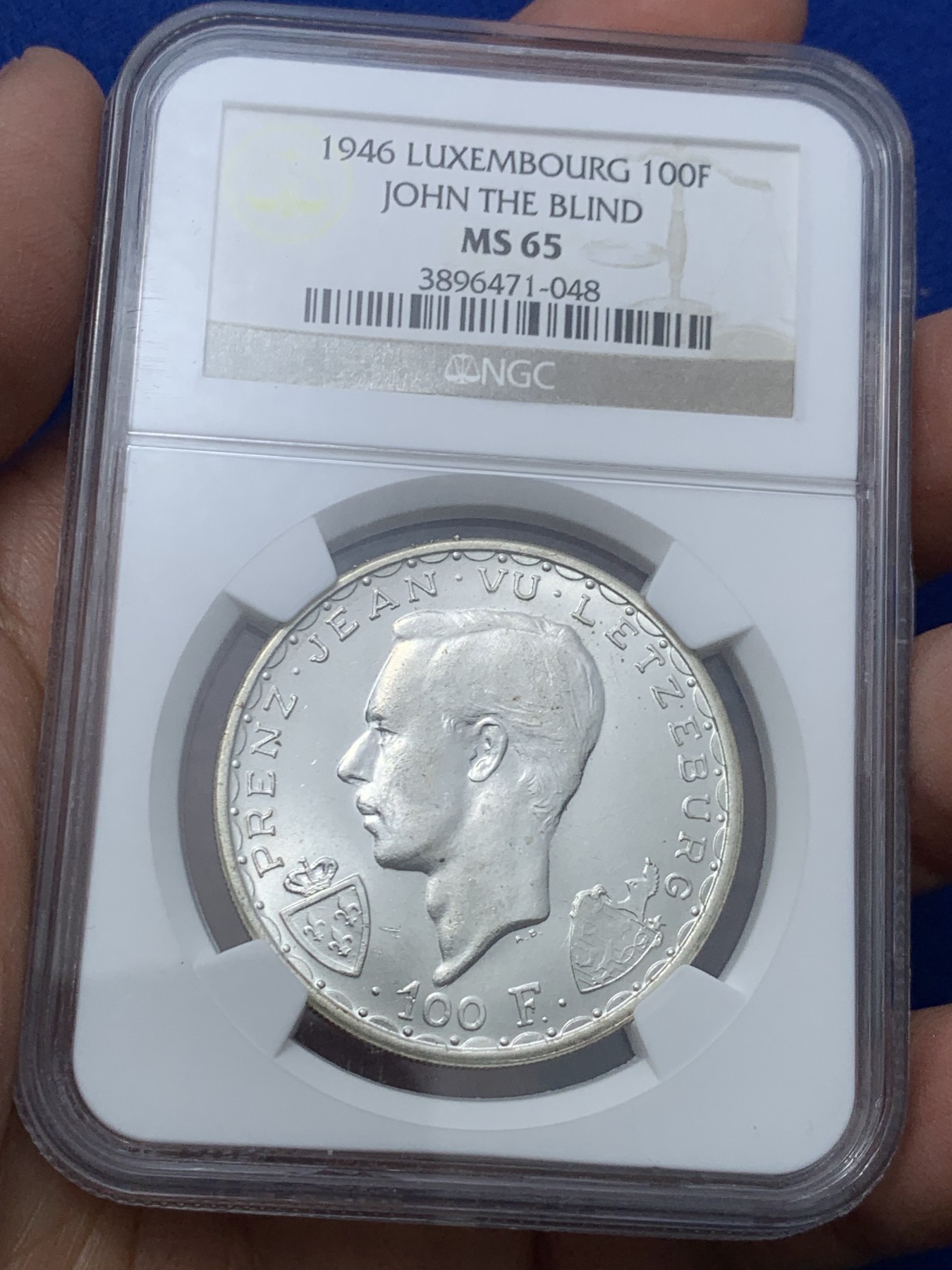 《竞宝斋》第245场-周日，周一 ，周二3场连拍 (全场包邮) NGC MS65 1946年卢森堡盲人约翰国王100法郎马剑银币 顶级原光 老盒严评