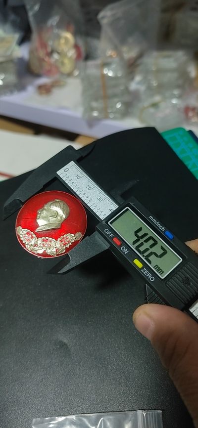 毛主席像章拍场 🔥🔥三忠字🔥🔥毛主席像章，40.2毫米