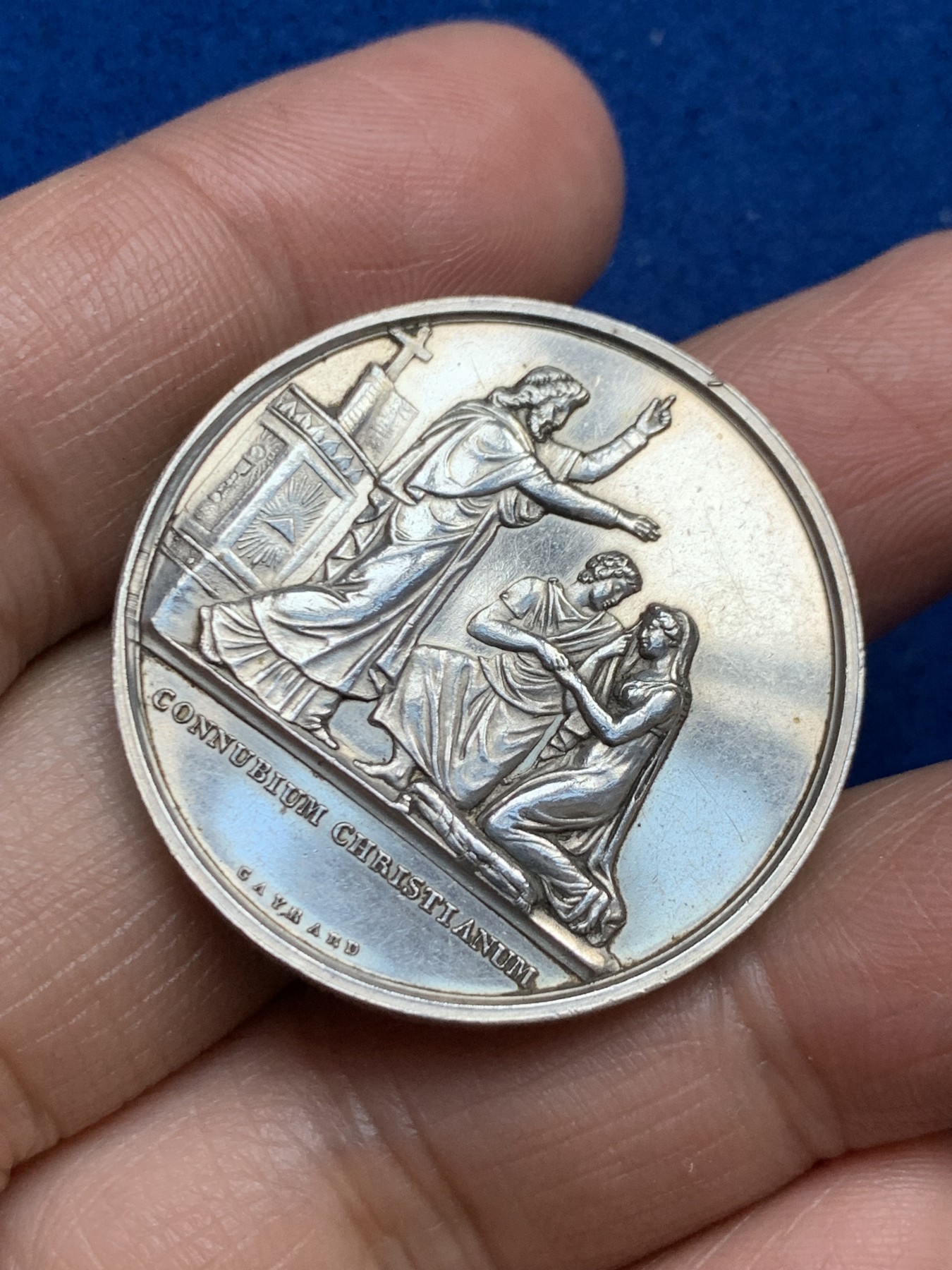 《竞宝斋》第246场-周日，周一 ，周二3场连拍 (全场包邮) 法国十九世纪结婚纪念银章 未刻字 手指边铭银标 33.4mm 16.6g