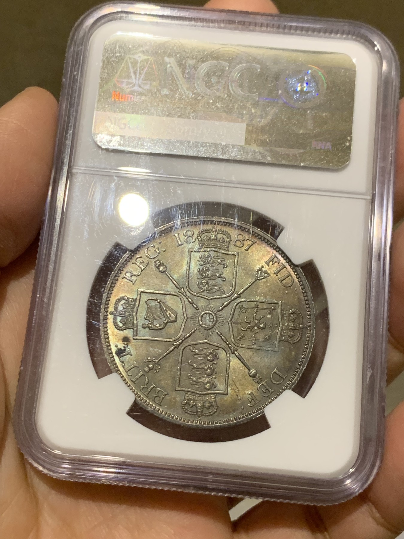 《竞宝斋》第246场-周日，周一 ，周二3场连拍 (全场包邮) NGC MS62 英国1887维多利亚女王高冠双弗洛林 阿拉伯数字1版 五彩包浆