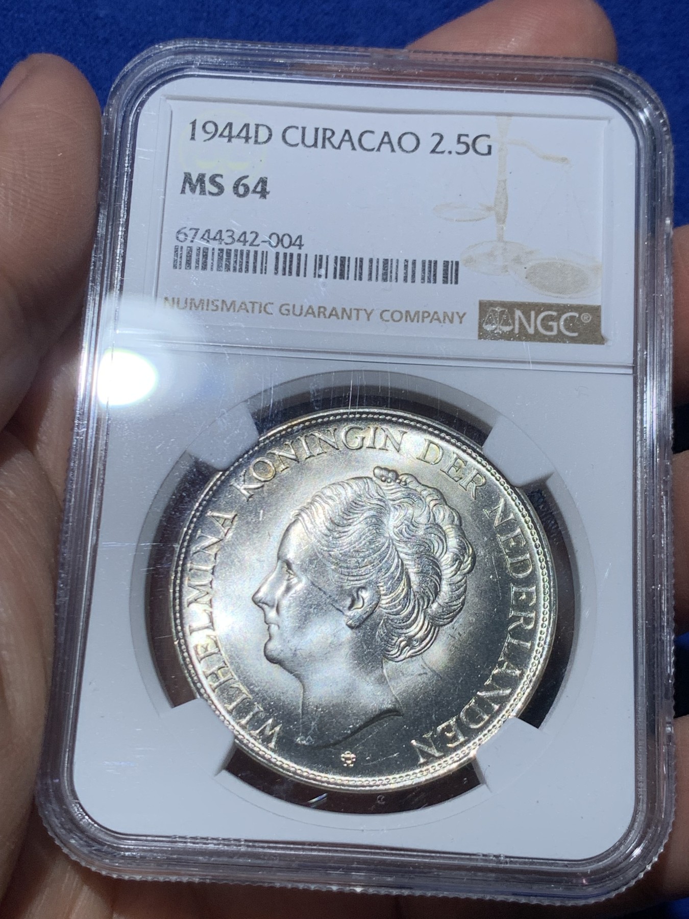 《竞宝斋》第246场-周日，周一 ，周二3场连拍 (全场包邮) NGC MS64 荷属库拉索1944年2.5盾大银币，原银霜强转光 经典荷兰女王头像 象征荷兰二战的不屈精神