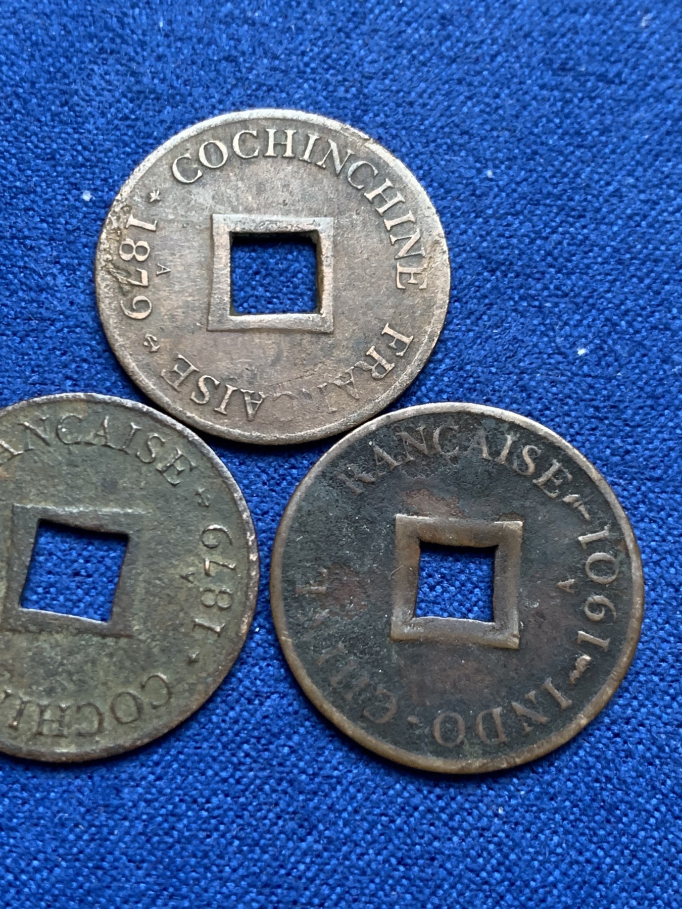 《竞宝斋》第246场-周日，周一 ，周二3场连拍 (全场包邮) 3枚一组 法属印支大法国之安南当二铜币 1901年一枚+1879年两枚