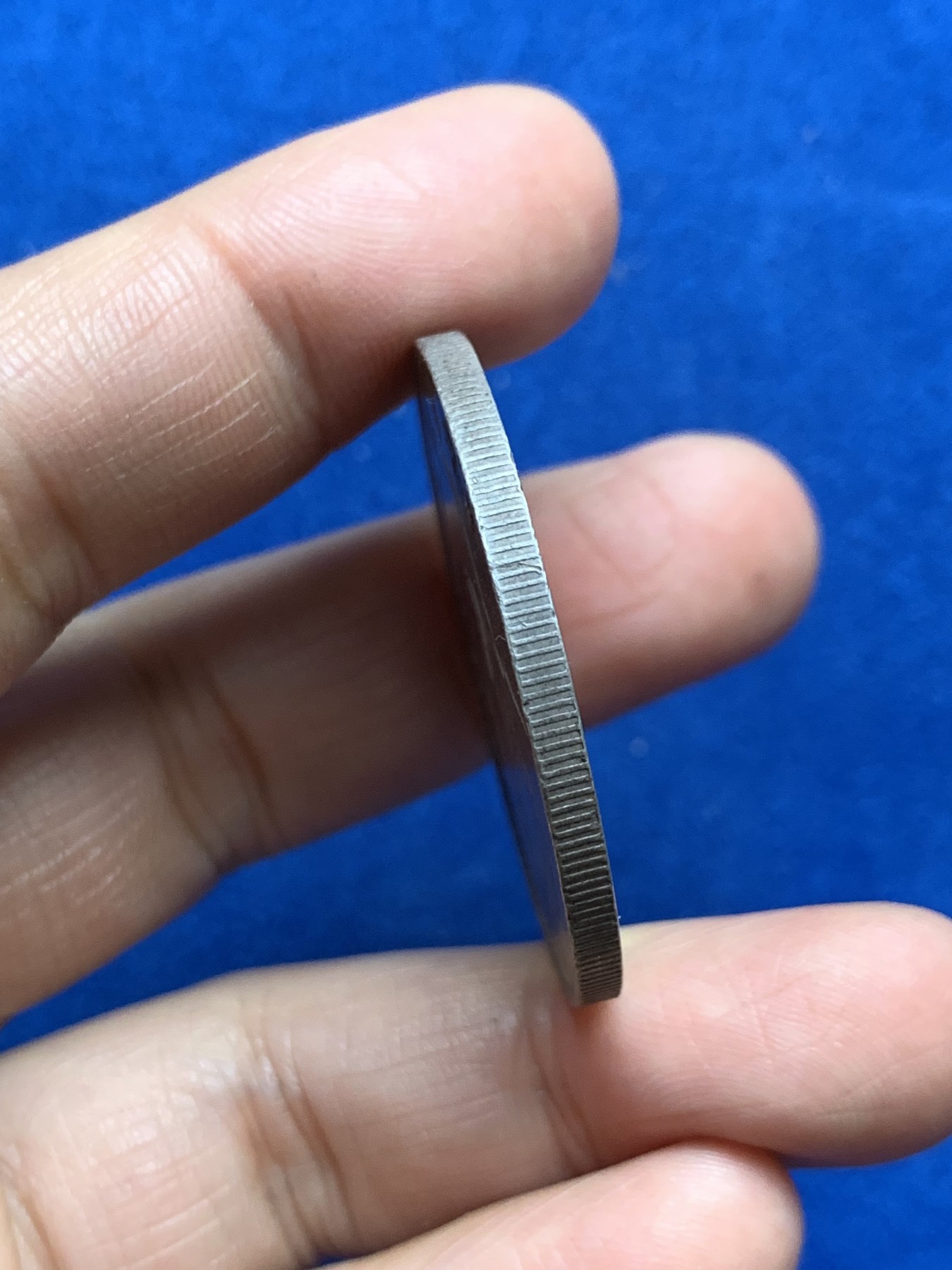 《竞宝斋》第246场-周日，周一 ，周二3场连拍 (全场包邮) 袁世凯像 中华民国三年1914大头壹圆银币 有小戳 人像面焊接了两朵小花 非常漂亮