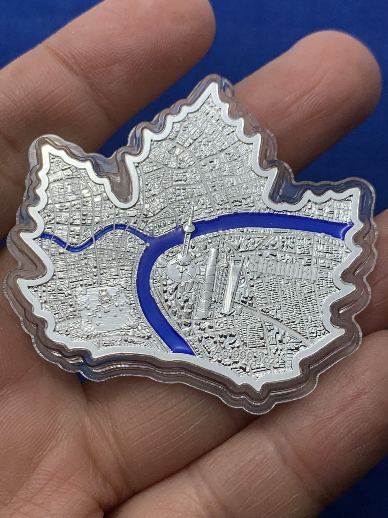 《竞宝斋》第246场-周日，周一 ，周二3场连拍 (全场包邮) 萨摩亚 2022年 国际都市系列 上海 镶嵌树脂枫叶形精制银币 铸造工艺细致精美 铸造量较少 盒证齐全 1盎司 999银 31.1克