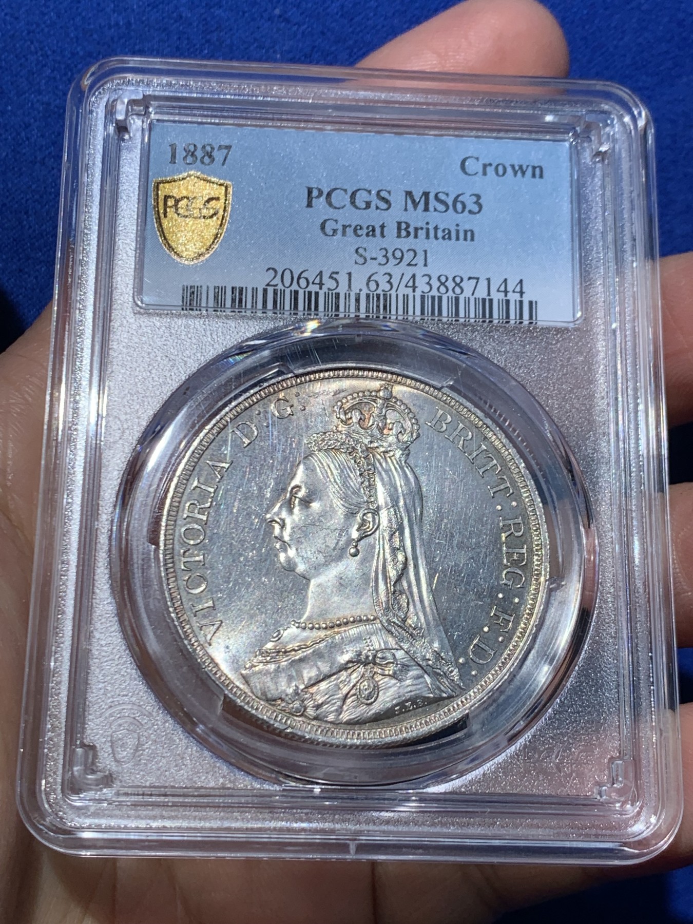 《竞宝斋》第246场-周日，周一 ，周二3场连拍 (全场包邮) PCGS MS63 英国 1887年 维多利亚女王 高冠版 克朗马剑大银币 PL底板 铸造纹清晰
