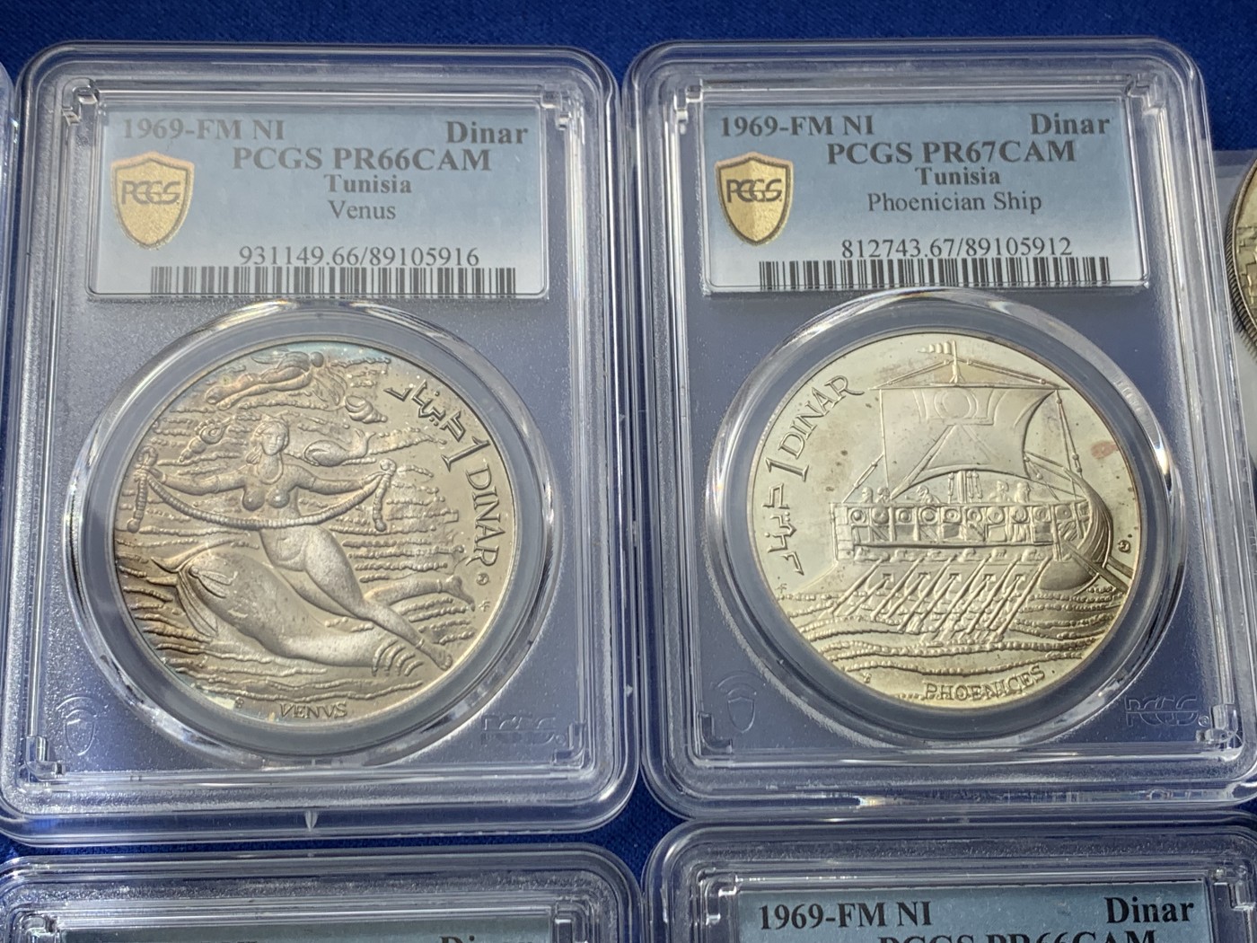 《竞宝斋》第246场-周日，周一 ，周二3场连拍 (全场包邮) 10枚一组 突尼斯1969年古代文明10枚精制大银币全套，国外运回国原样送评，8枚入盒，2枚pvc，整体五彩包浆比较厚，导致分数偏低，币面无明显擦痕，不想折腾了，感兴趣的可以养护下再送，有惊喜。