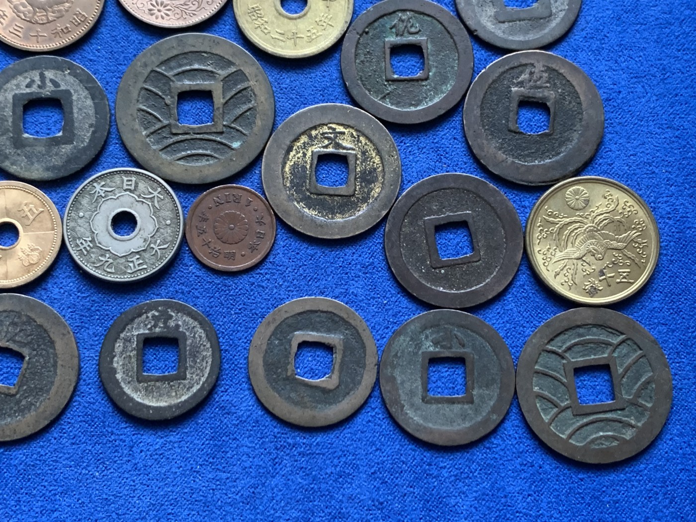 《竞宝斋》第246场-周日，周一 ，周二3场连拍 (全场包邮) 33枚一组 日本铜钱26枚好品，含宽永背字背大佐、中佐、小佐，小，足，元，仇。铁钱背千。仙台通宝，天保通宝当百，古宽永，二十一波纹，十一波纹，文久永宝，有一枚鎏金。日本元丰通宝，元佑叶手，日本祥符通宝。另外加7枚日本硬币
