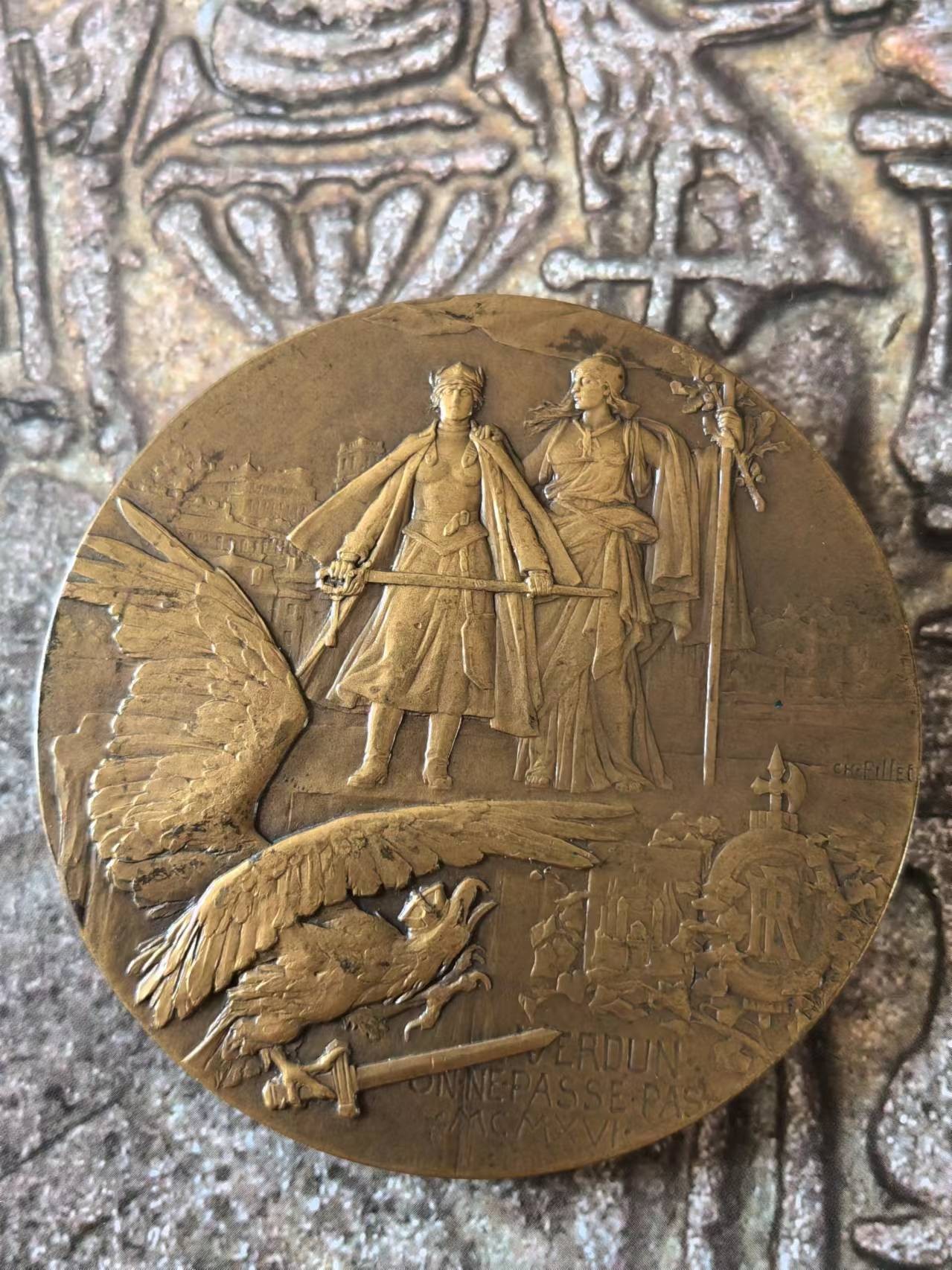外国币章第二十一期（龙年首期） 1916年法国铜章，凡尔登战役三巨头，直径68mm