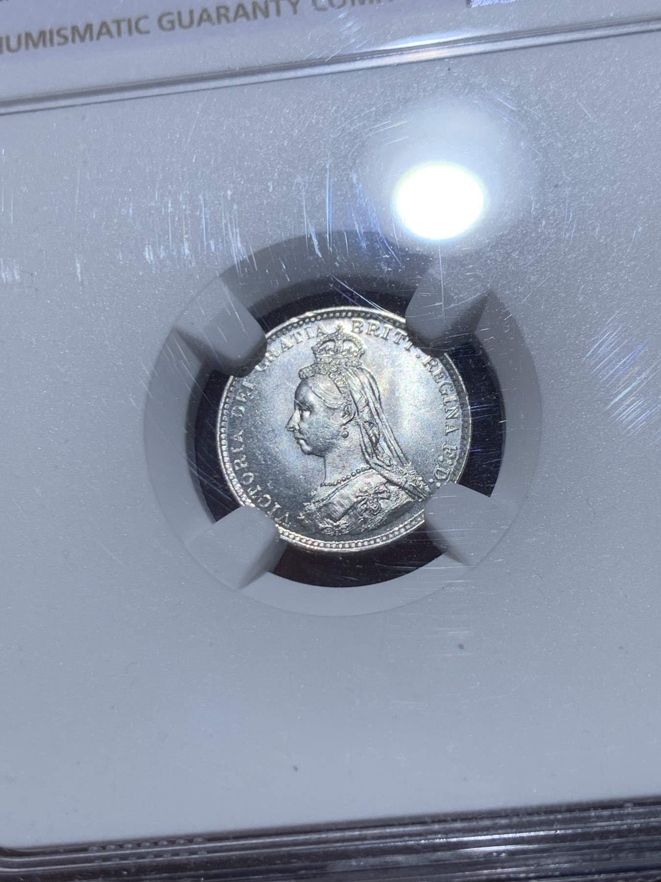 《竞宝斋》第246场-周日，周一 ，周二3场连拍 (全场包邮) NGC MS66 英国1888维多利亚女王高冠三便士灌足节银币 PL底板