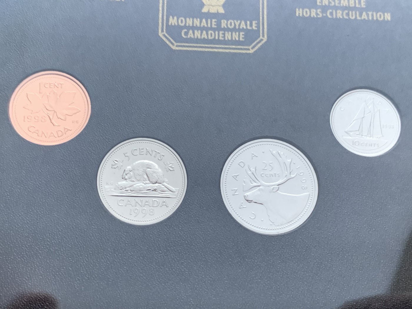 《竞宝斋》第246场-周日，周一 ，周二3场连拍 (全场包邮) 全新BU 加拿大1998年流通套币 加拿大皇家造币厂官方发行 包含一枚少见的北极熊双色币 币外壳可以折叠打开做成摆件 设计十分用心