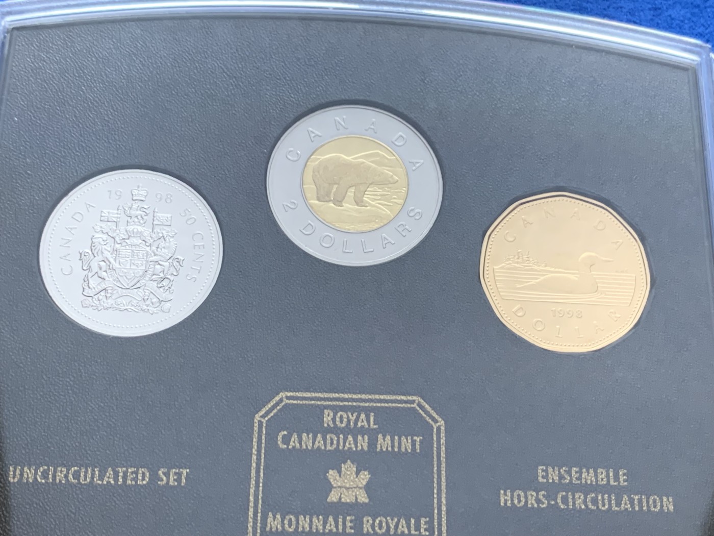 《竞宝斋》第246场-周日，周一 ，周二3场连拍 (全场包邮) 全新BU 加拿大1998年流通套币 加拿大皇家造币厂官方发行 包含一枚少见的北极熊双色币 币外壳可以折叠打开做成摆件 设计十分用心