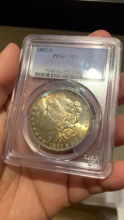 《竞宝斋》第246场-周日，周一 ，周二3场连拍 (全场包邮) NGC-MS64 美国1882年摩根银币S版，原汁原味五彩老包浆，包浆醇厚，打制精美，市场上比较稀少年份版本的摩根币，PC早期老盒严评无官网图。