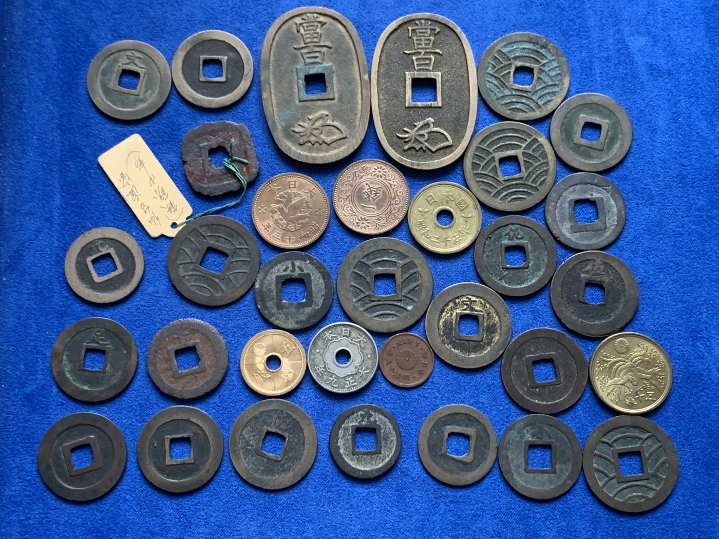 《竞宝斋》第246场-周日，周一 ，周二3场连拍 (全场包邮) 33枚一组 日本铜钱26枚好品，含宽永背字背大佐、中佐、小佐，小，足，元，仇。铁钱背千。仙台通宝，天保通宝当百，古宽永，二十一波纹，十一波纹，文久永宝，有一枚鎏金。日本元丰通宝，元佑叶手，日本祥符通宝。另外加7枚日本硬币