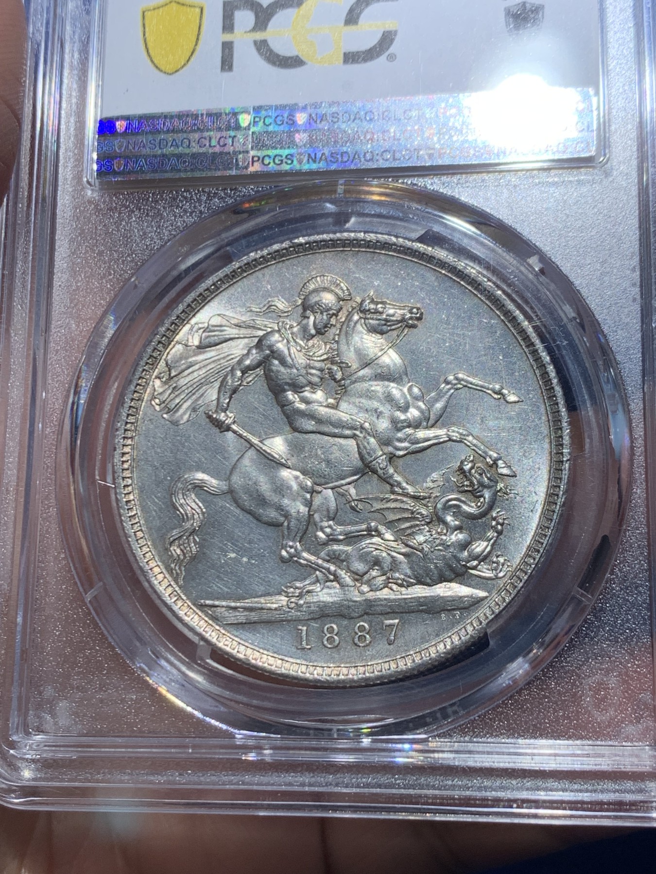 《竞宝斋》第246场-周日，周一 ，周二3场连拍 (全场包邮) PCGS MS63 英国 1887年 维多利亚女王 高冠版 克朗马剑大银币 PL底板 铸造纹清晰