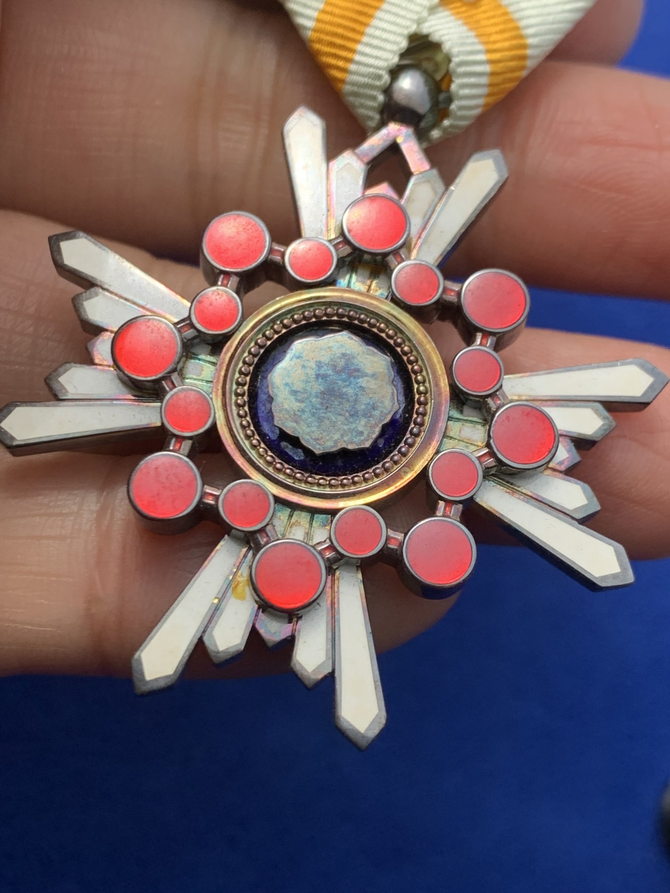 《竞宝斋》第246场-周日，周一 ，周二3场连拍 (全场包邮) 日本新五等瑞宝章 盒子保存得非常好 七宝烧也保存得非常完整