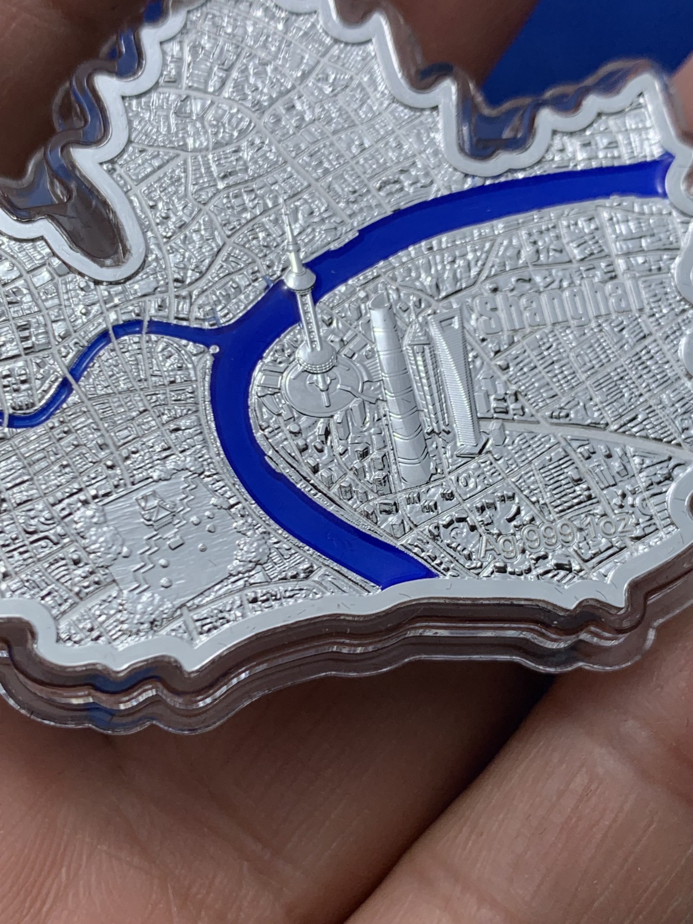 《竞宝斋》第246场-周日，周一 ，周二3场连拍 (全场包邮) 萨摩亚 2022年 国际都市系列 上海 镶嵌树脂枫叶形精制银币 铸造工艺细致精美 铸造量较少 盒证齐全 1盎司 999银 31.1克