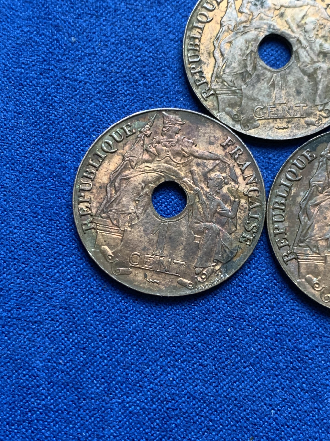 《竞宝斋》第246场-周日，周一 ，周二3场连拍 (全场包邮) 3枚一组 法属印支1923年百分之一铜币