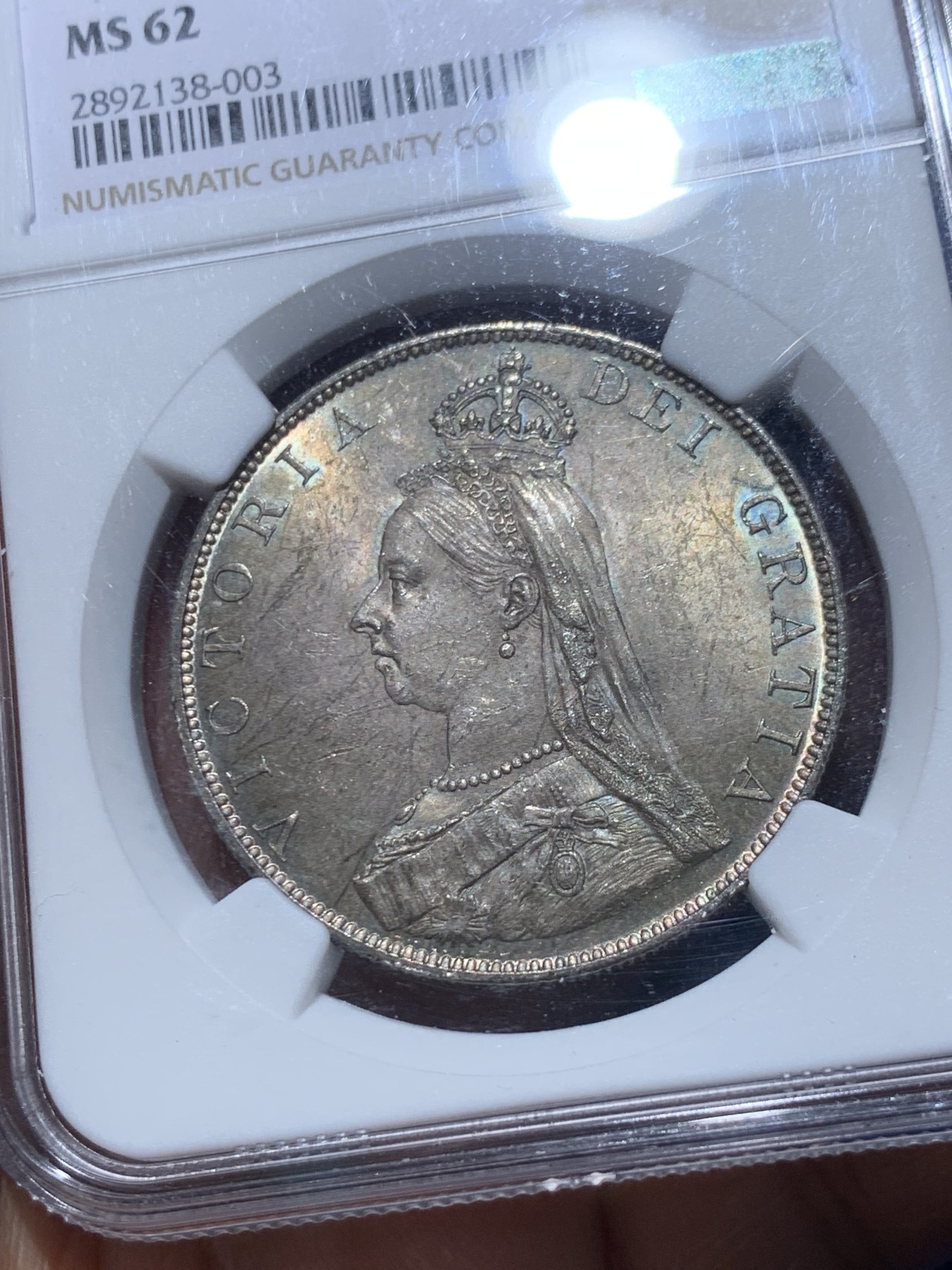 《竞宝斋》第246场-周日，周一 ，周二3场连拍 (全场包邮) NGC MS62 英国1887维多利亚女王高冠双弗洛林 阿拉伯数字1版 五彩包浆