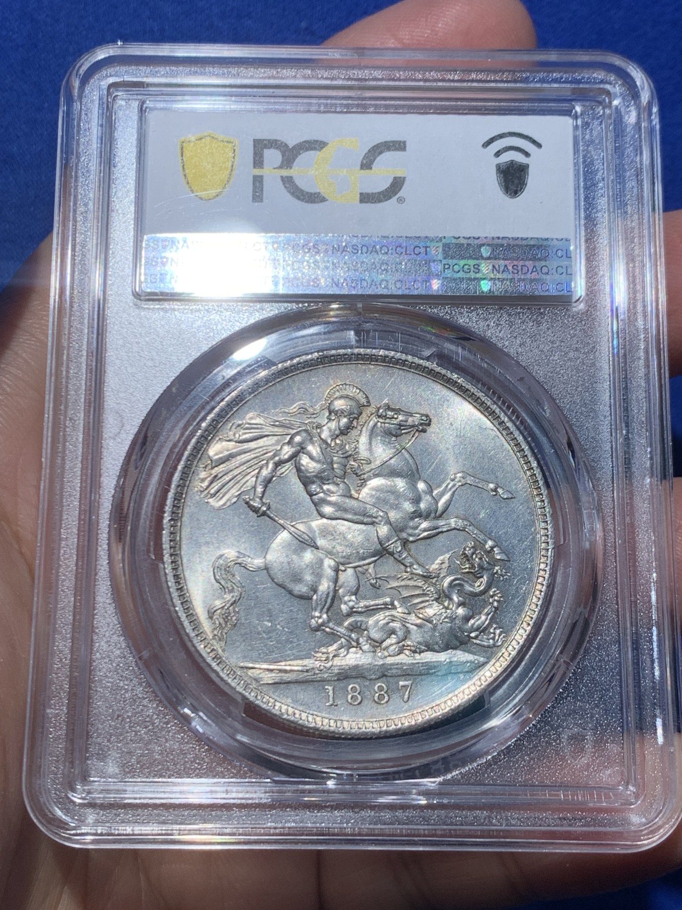 《竞宝斋》第246场-周日，周一 ，周二3场连拍 (全场包邮) PCGS MS63 英国 1887年 维多利亚女王 高冠版 克朗马剑大银币 PL底板 铸造纹清晰