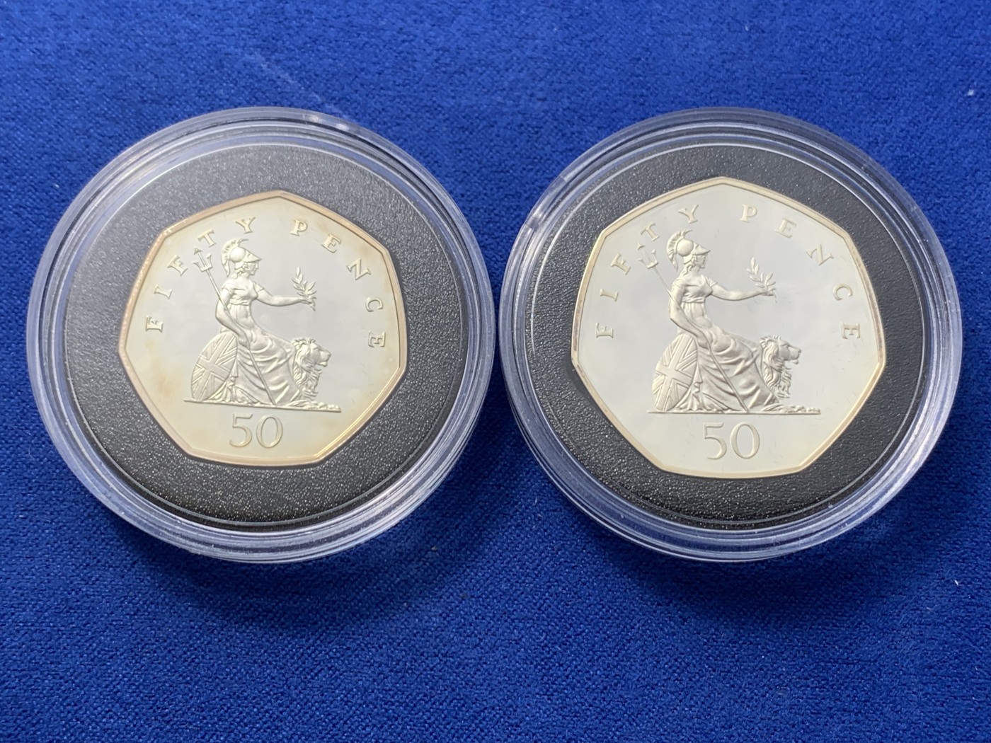 《竞宝斋》第246场-周日，周一 ，周二3场连拍 (全场包邮) 英国 1997年 50便士 伊丽莎白二世50便士精制双银币套装 银币 （大小两版套币，原盒带证书，不列颠女神）