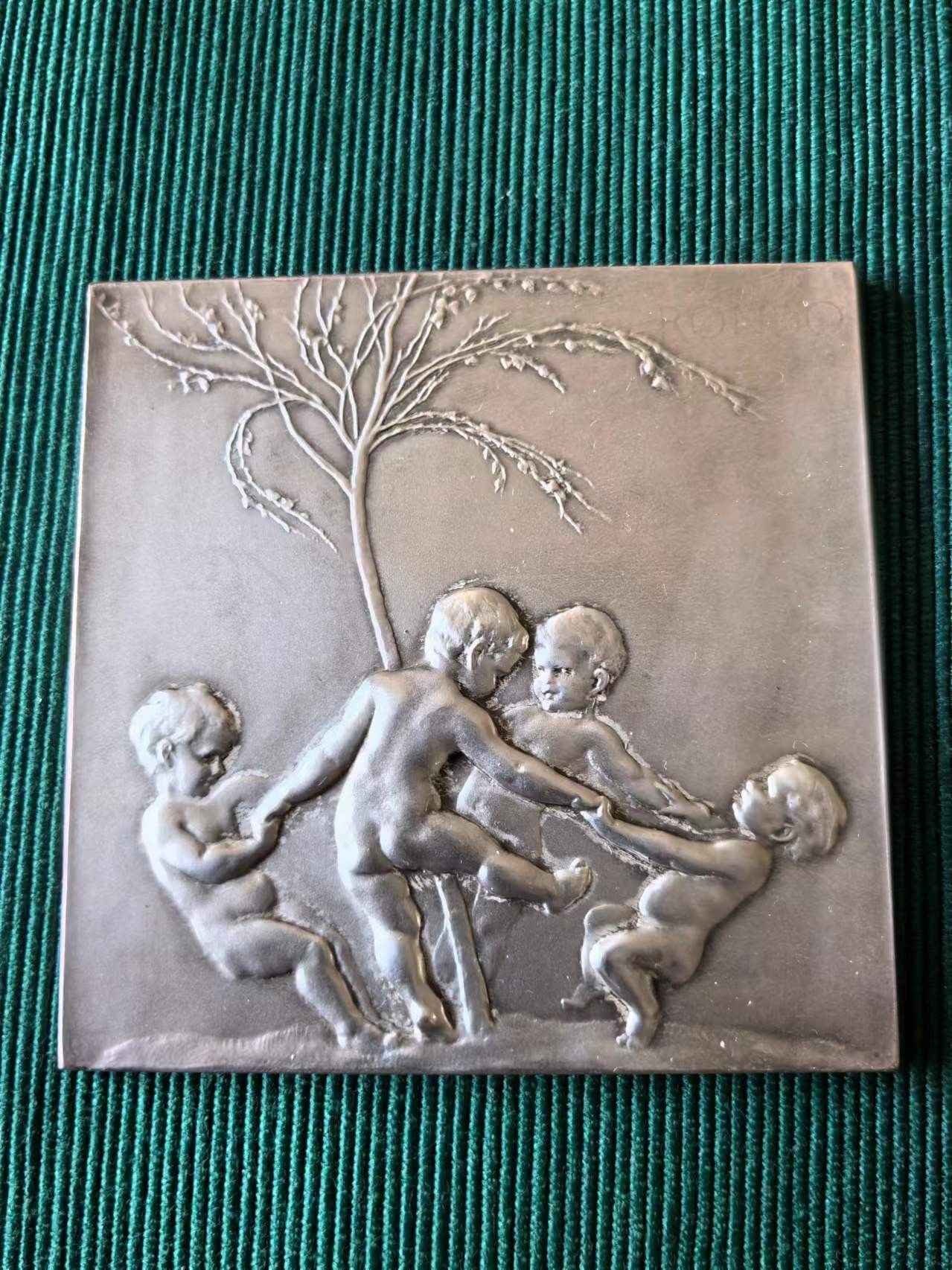 外国币章第二十一期（龙年首期） 1896年奥地利镀银铜章，回旋曲，8x8cm，纪念某人的六十岁生日。