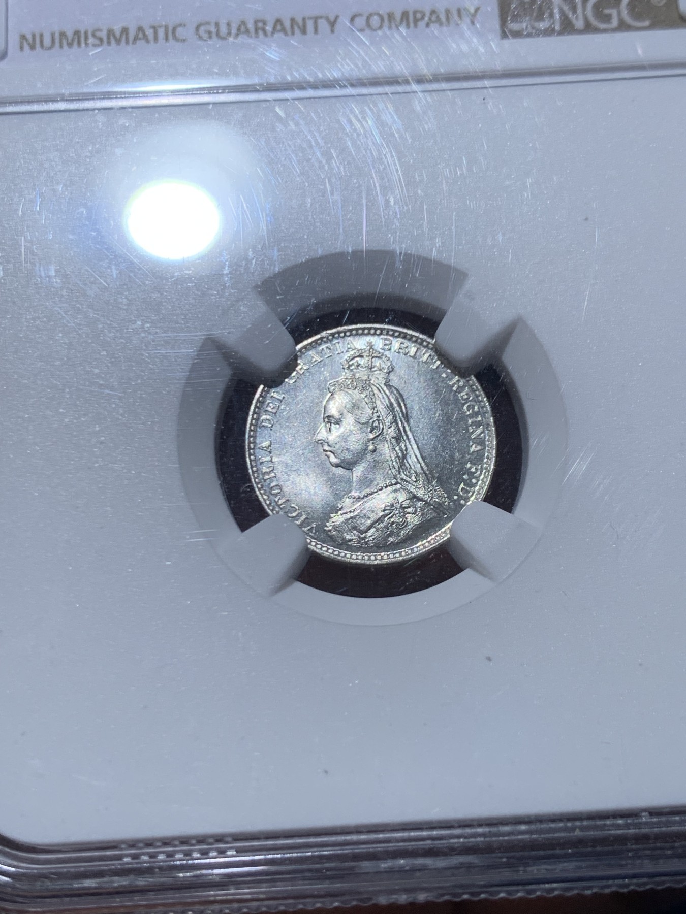 《竞宝斋》第246场-周日，周一 ，周二3场连拍 (全场包邮) NGC MS66 英国1888维多利亚女王高冠三便士灌足节银币 PL底板